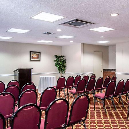 Clarion Inn & Suites Central Clearwater Beach Екстер'єр фото