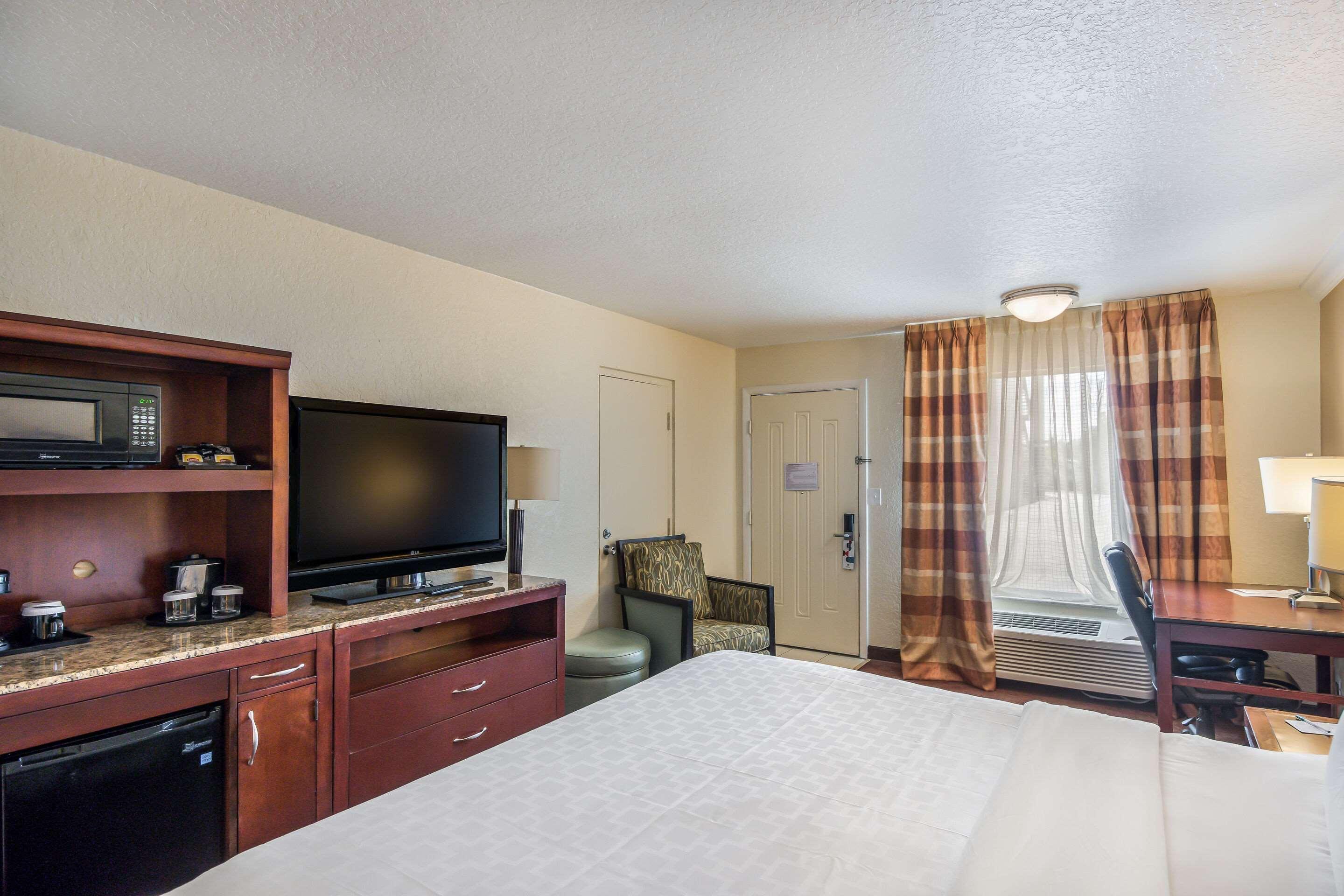 Clarion Inn & Suites Central Clearwater Beach Екстер'єр фото