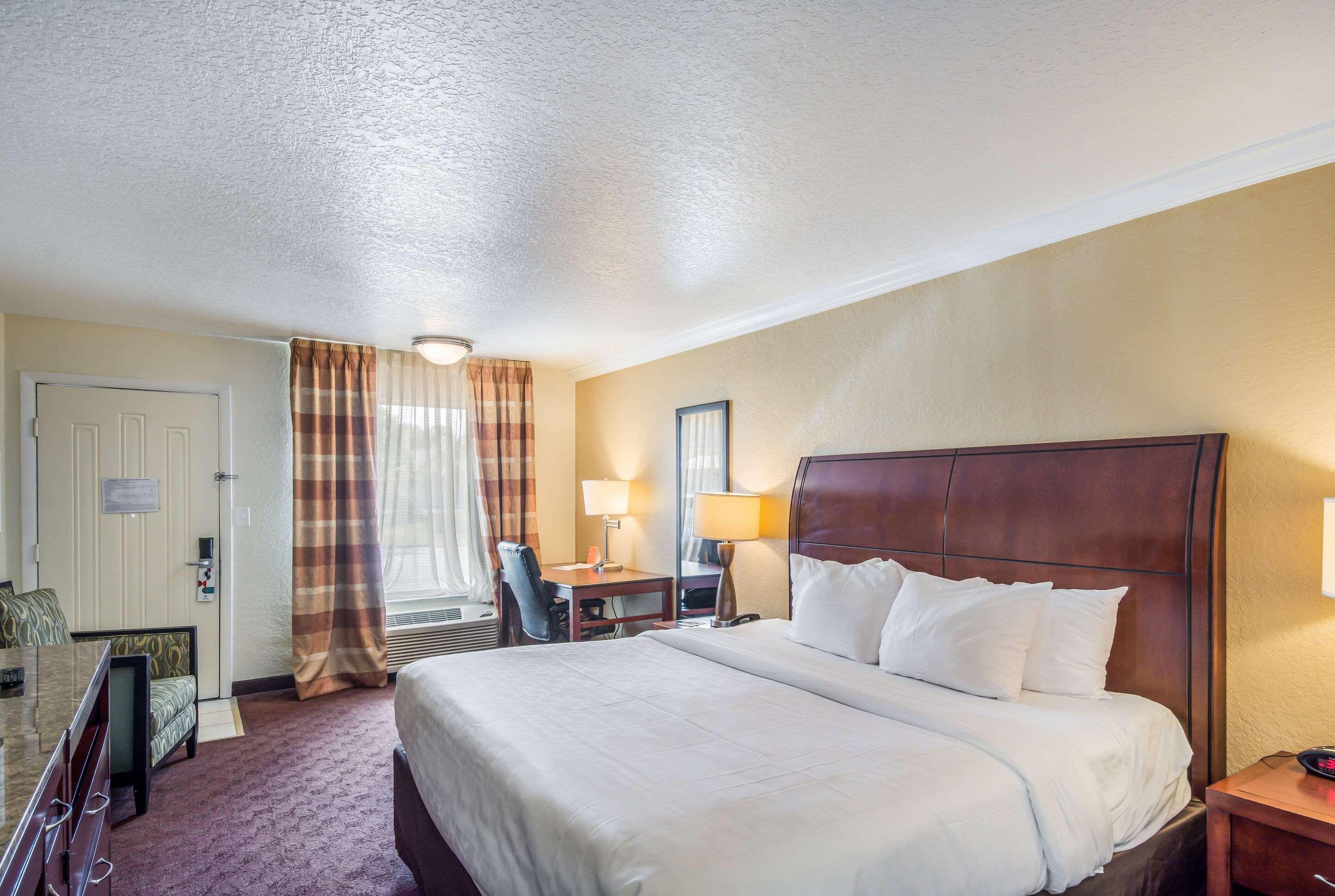 Clarion Inn & Suites Central Clearwater Beach Екстер'єр фото