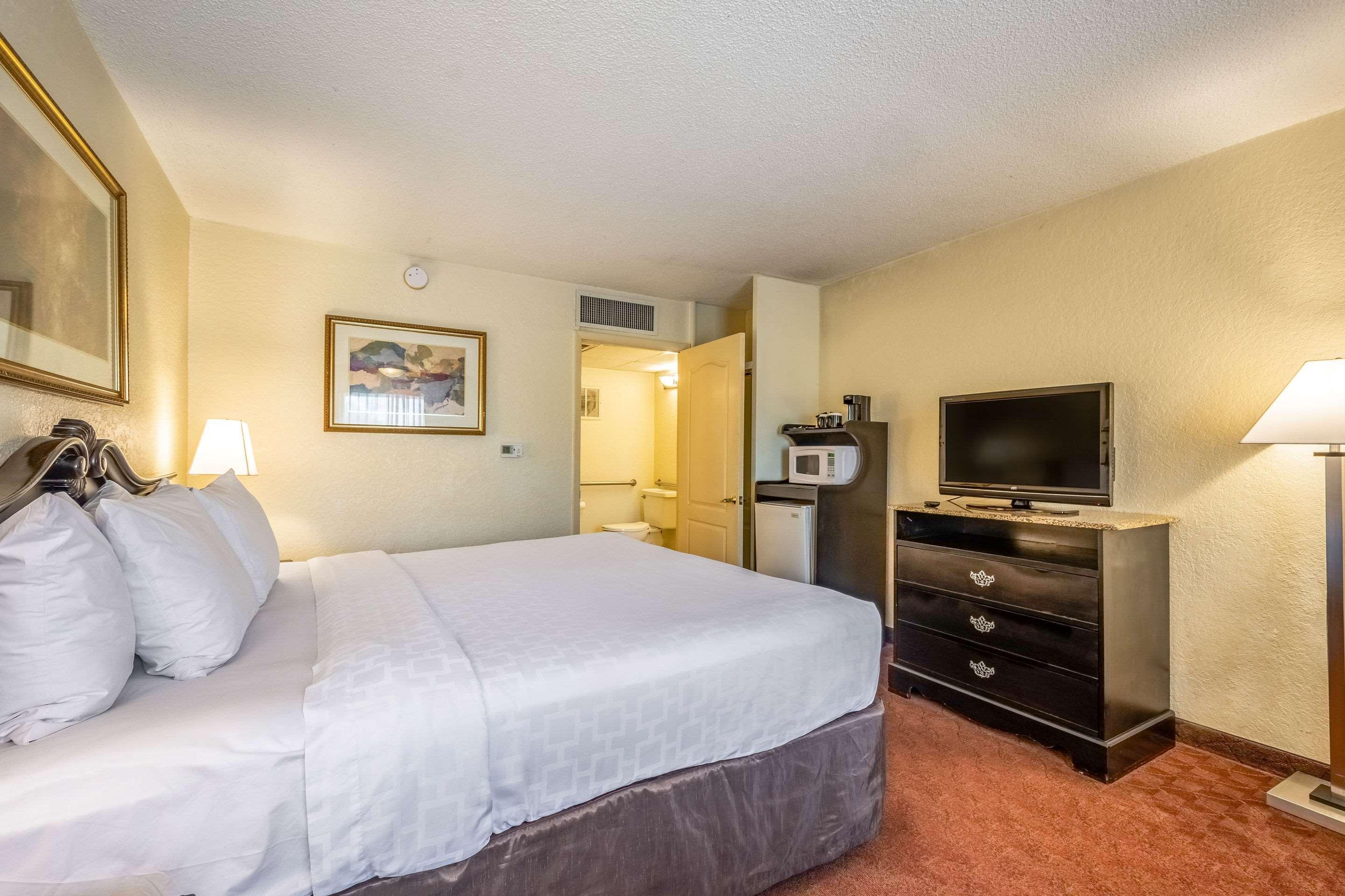 Clarion Inn & Suites Central Clearwater Beach Екстер'єр фото