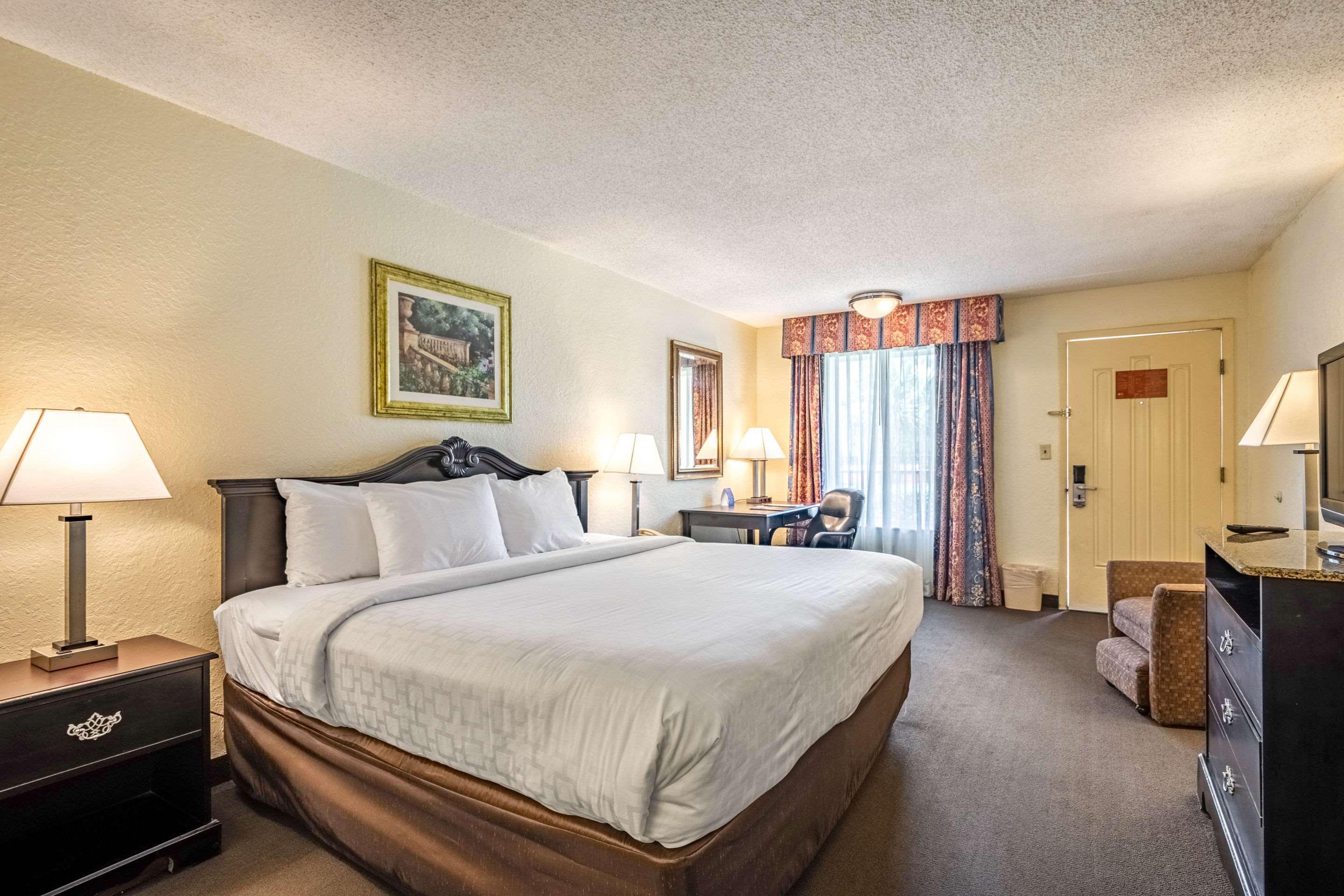 Clarion Inn & Suites Central Clearwater Beach Екстер'єр фото