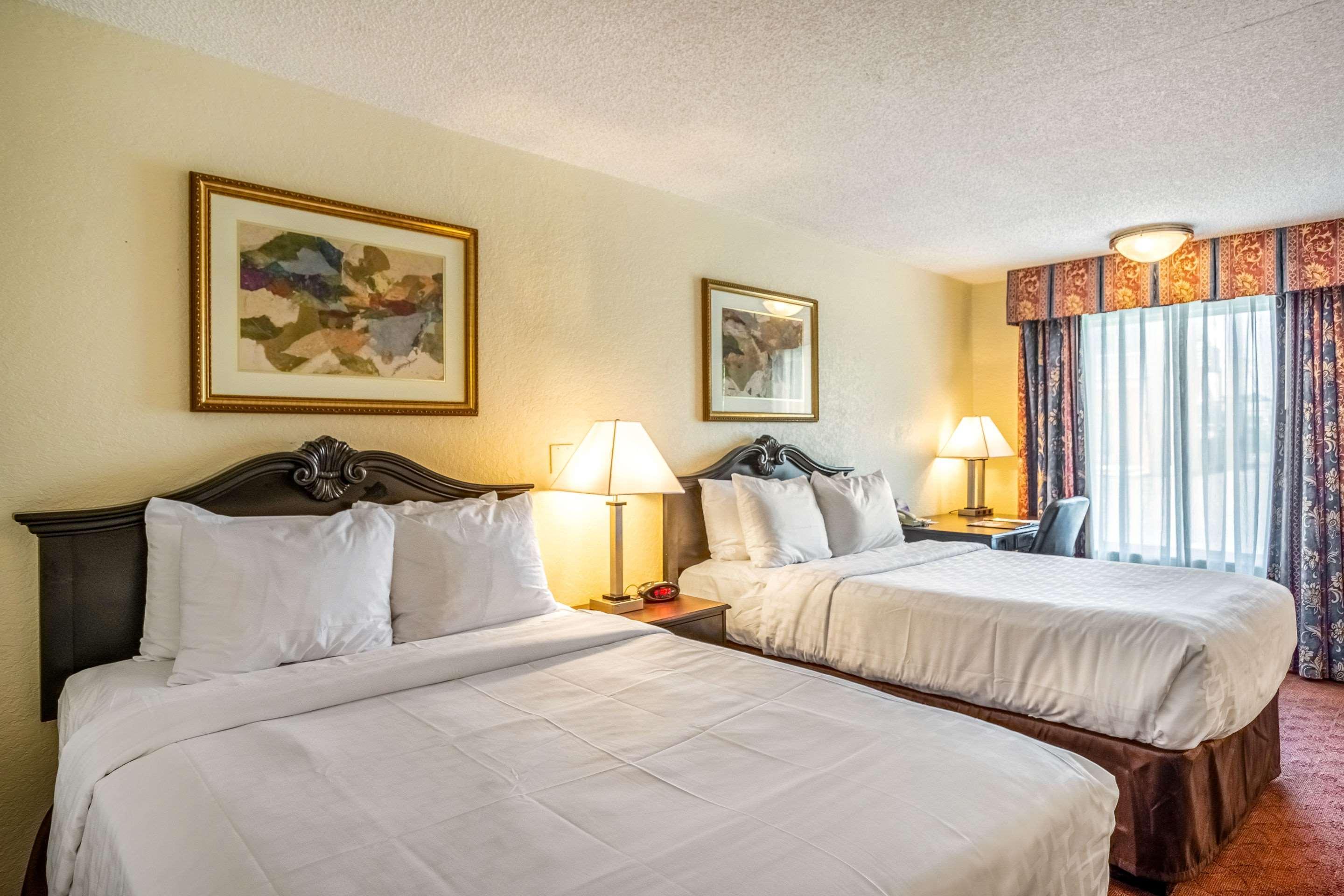Clarion Inn & Suites Central Clearwater Beach Екстер'єр фото