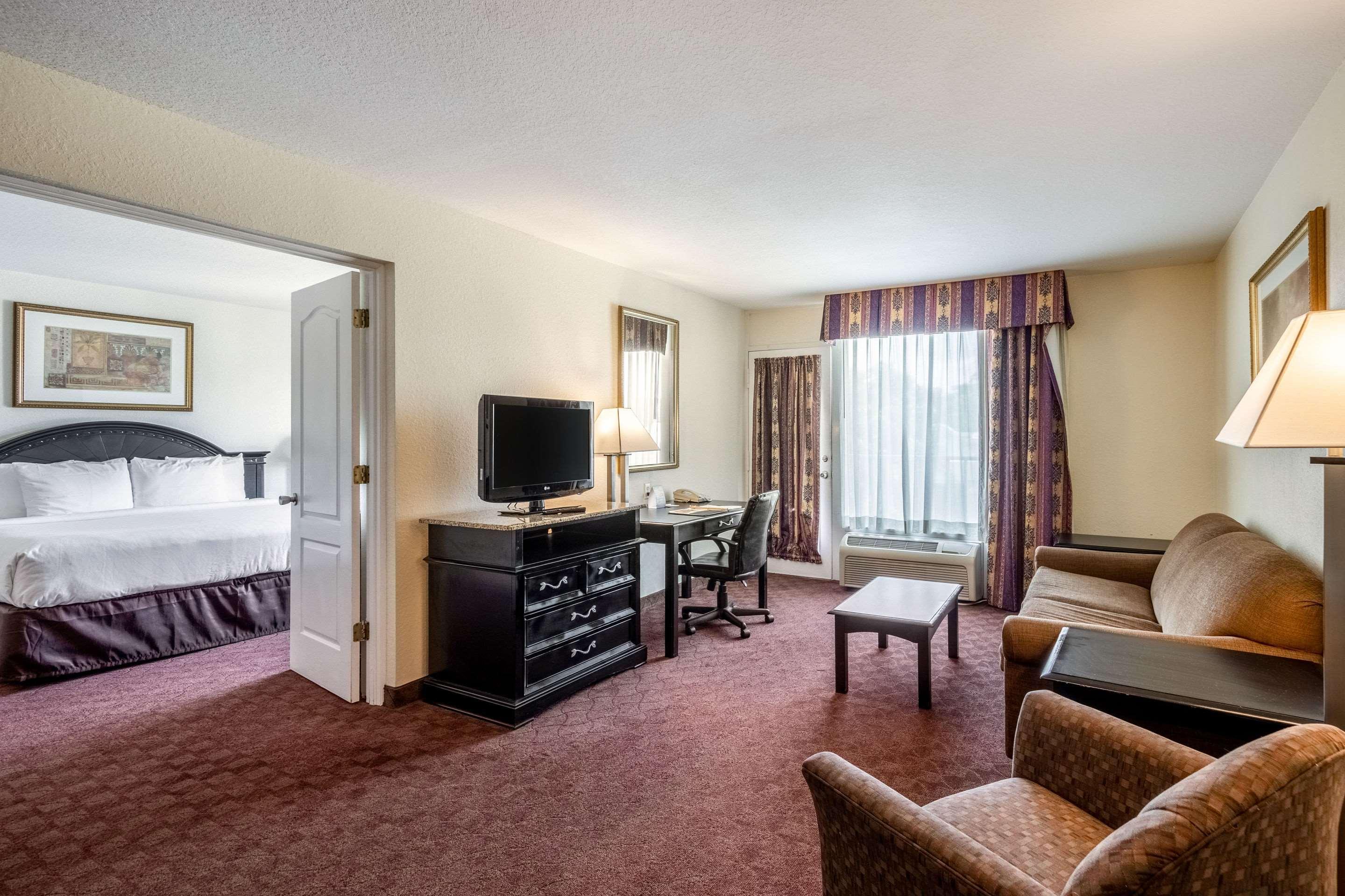 Clarion Inn & Suites Central Clearwater Beach Екстер'єр фото