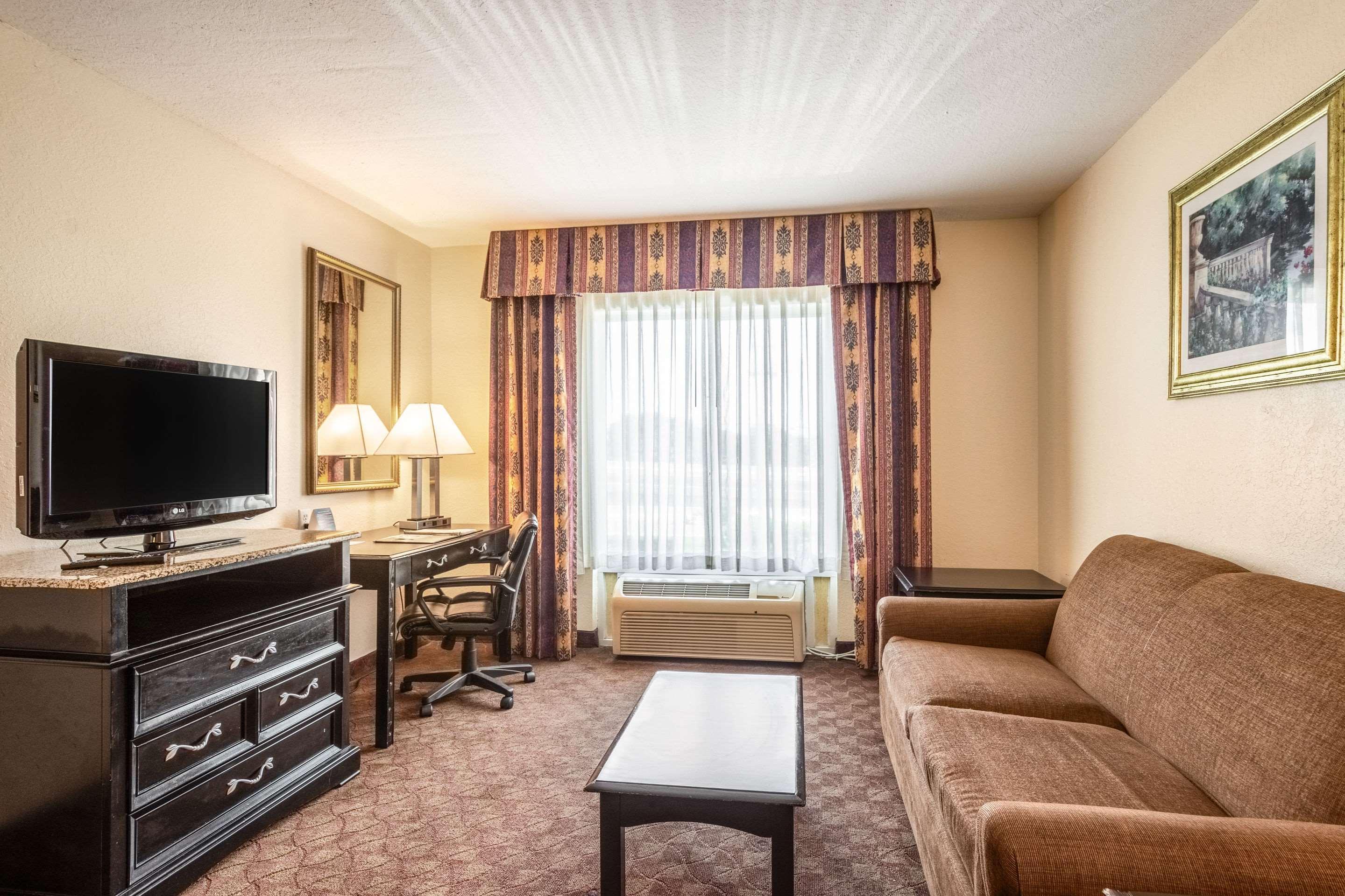 Clarion Inn & Suites Central Clearwater Beach Екстер'єр фото