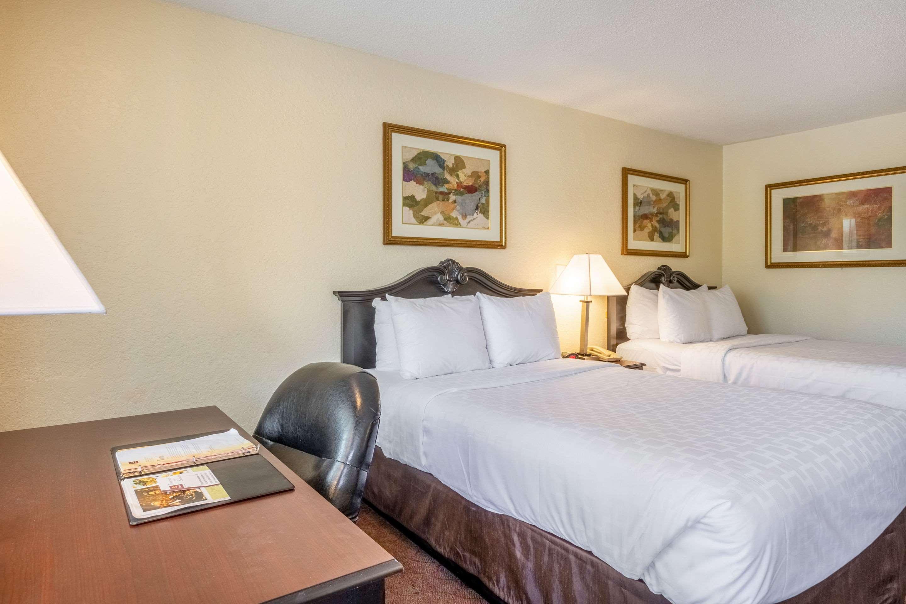 Clarion Inn & Suites Central Clearwater Beach Екстер'єр фото