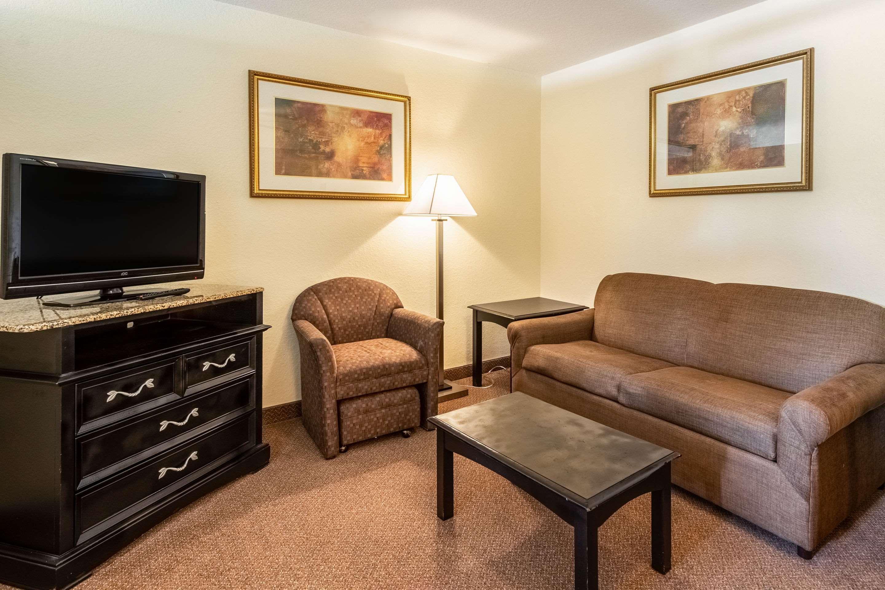 Clarion Inn & Suites Central Clearwater Beach Екстер'єр фото