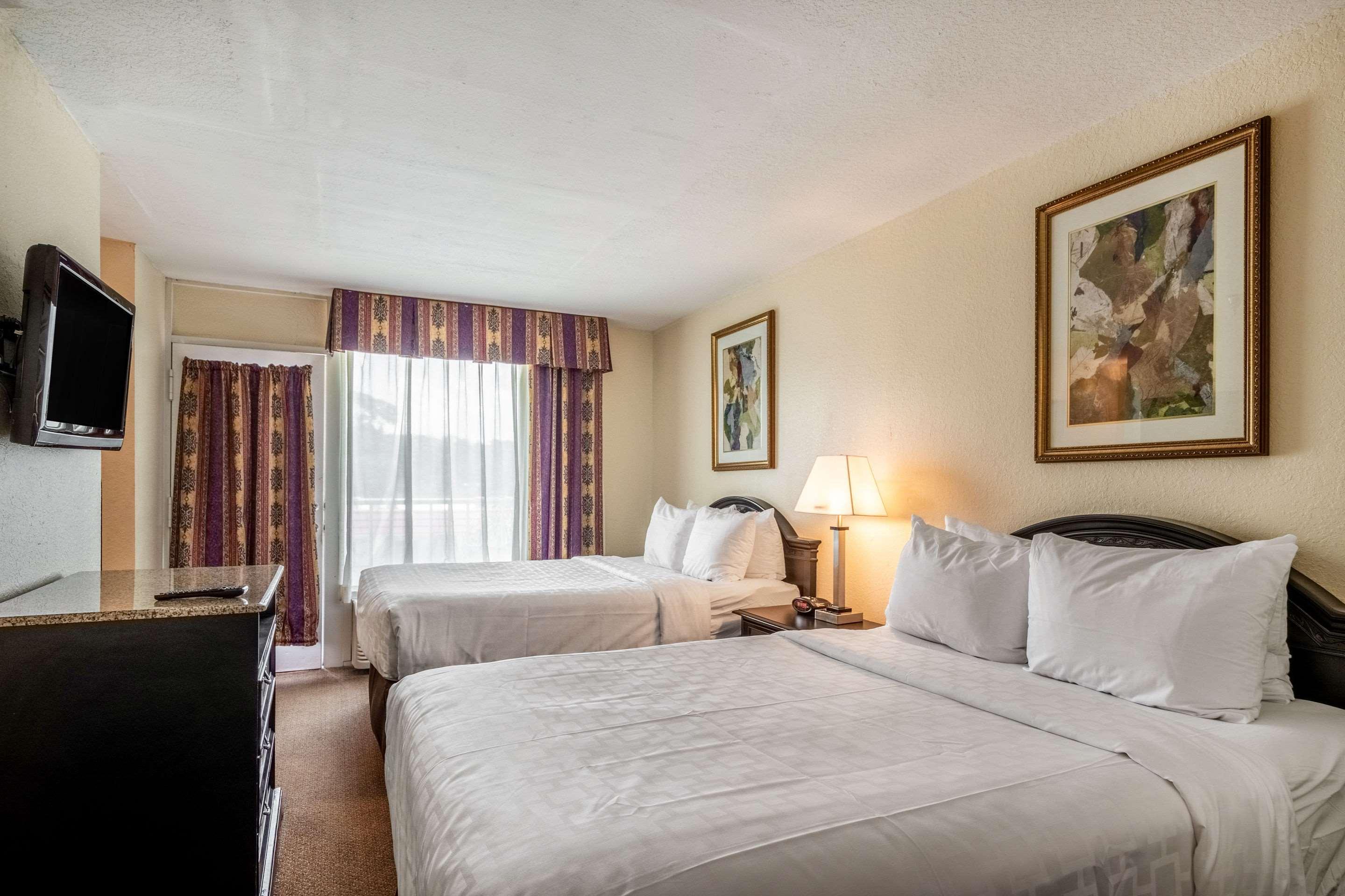 Clarion Inn & Suites Central Clearwater Beach Екстер'єр фото