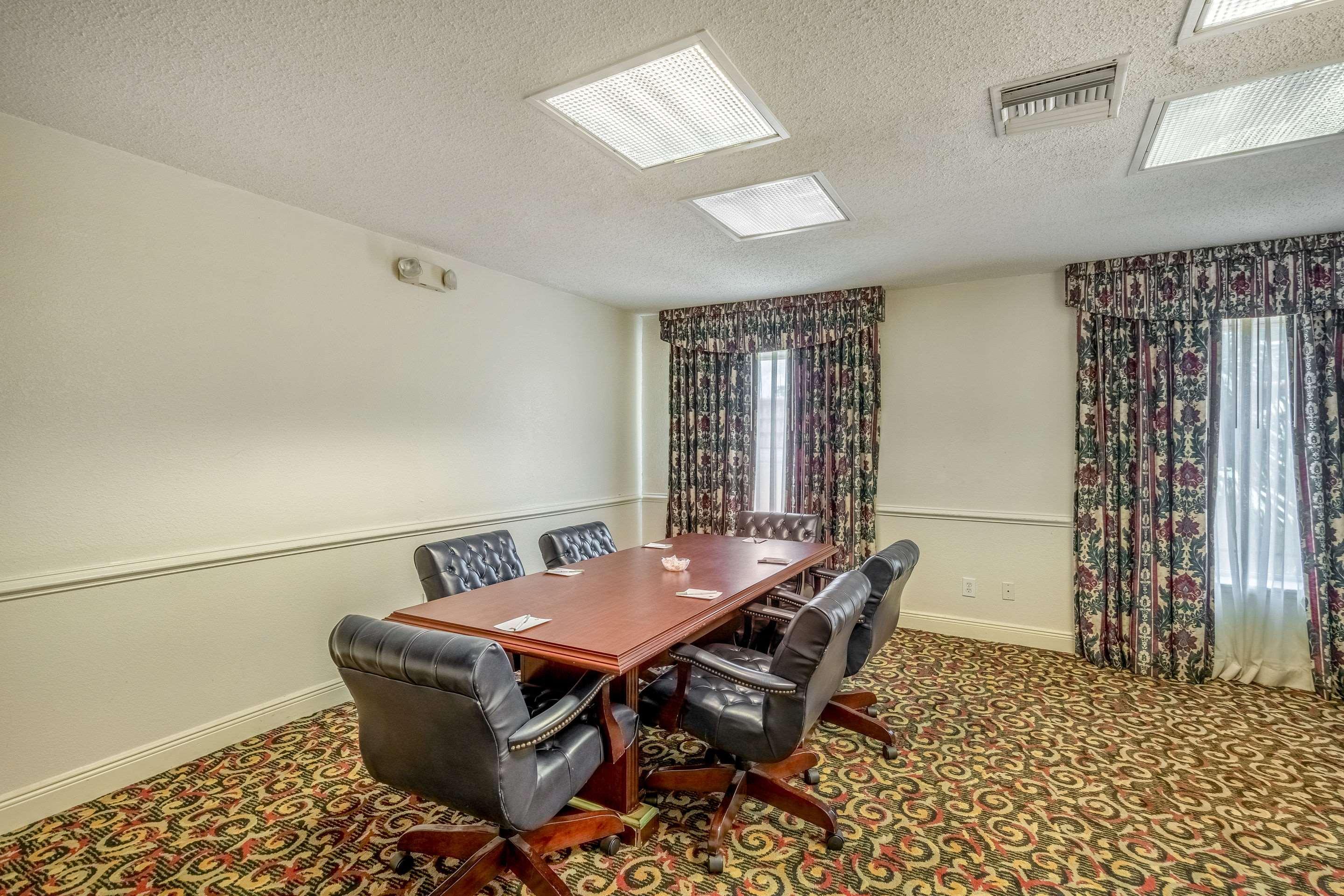 Clarion Inn & Suites Central Clearwater Beach Екстер'єр фото