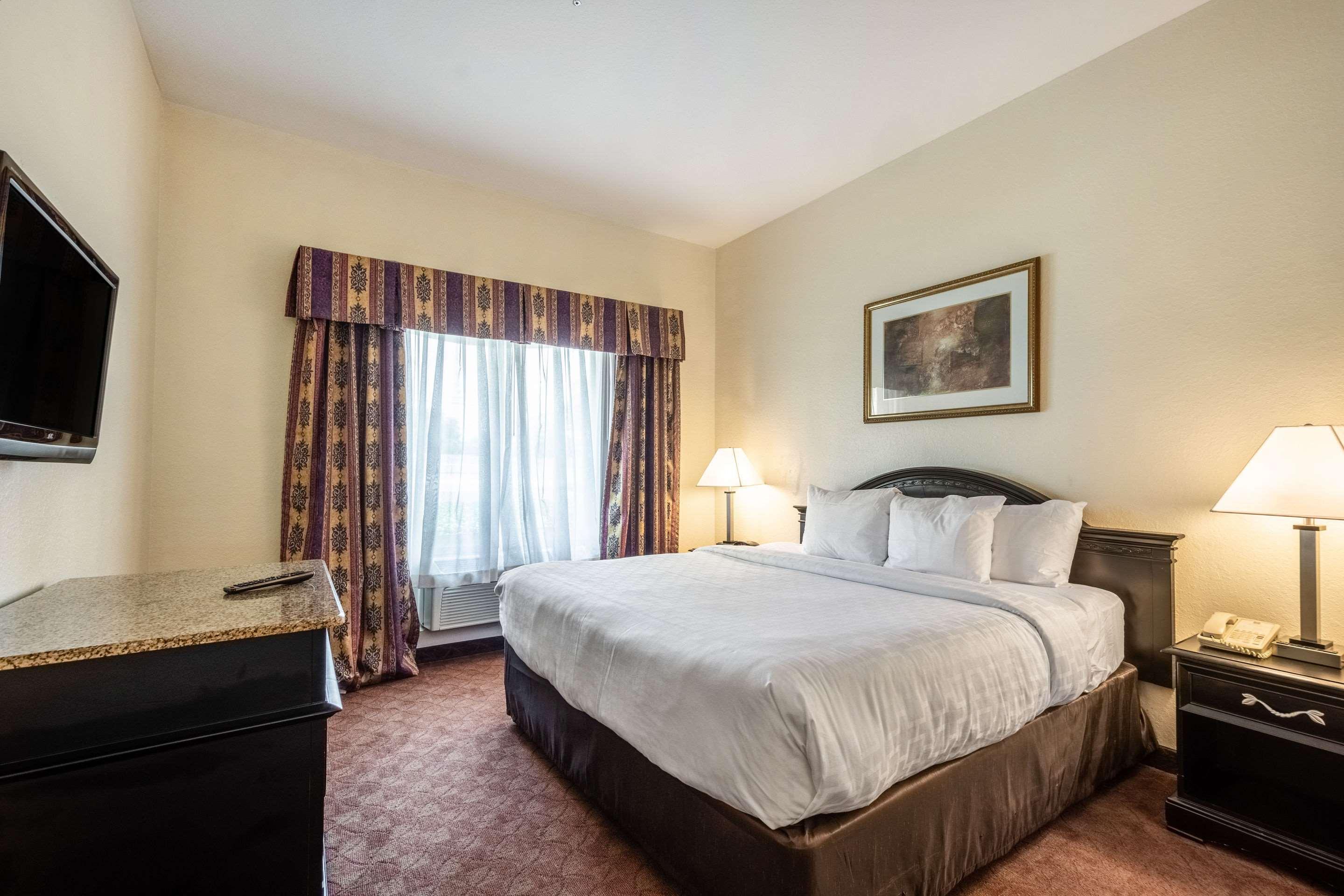 Clarion Inn & Suites Central Clearwater Beach Екстер'єр фото