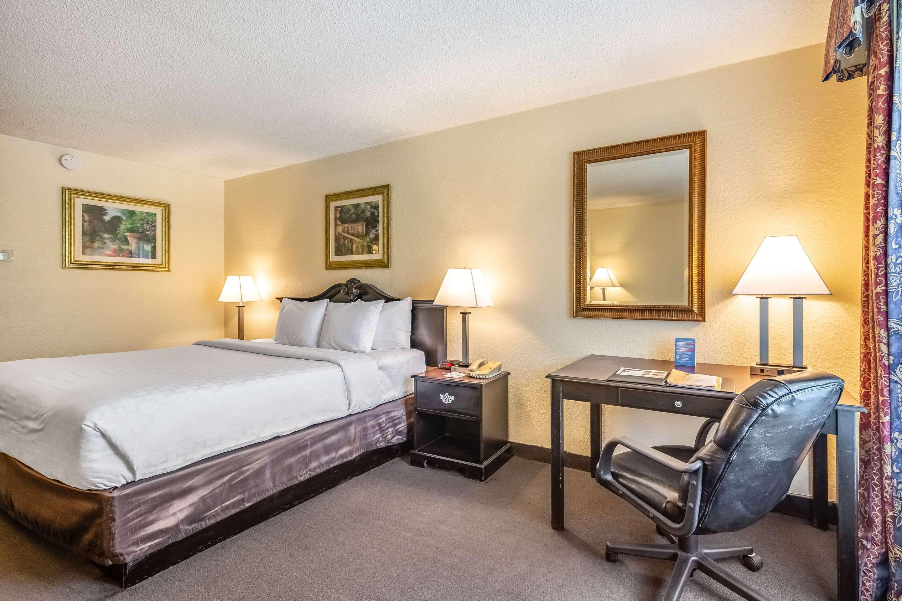 Clarion Inn & Suites Central Clearwater Beach Екстер'єр фото