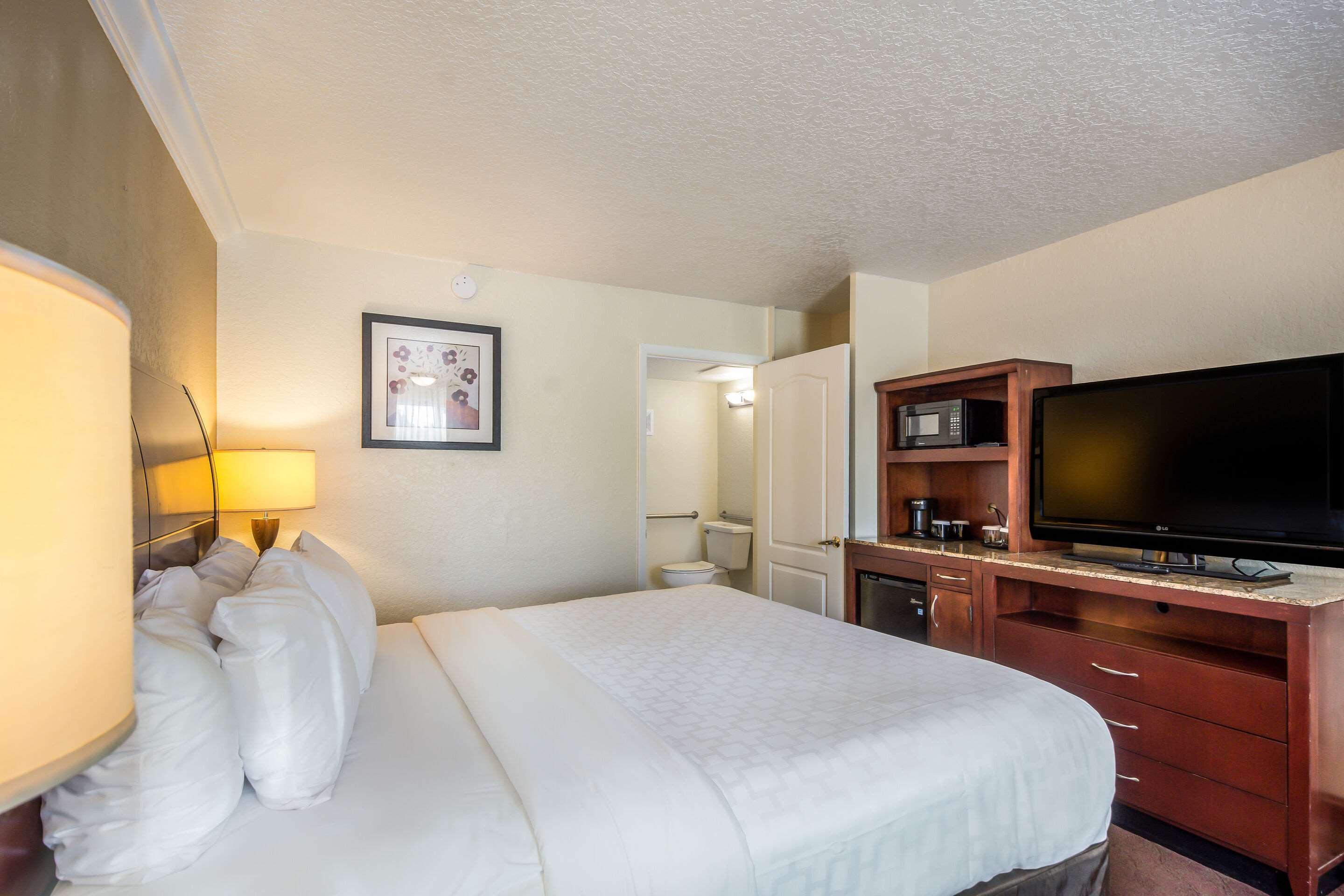 Clarion Inn & Suites Central Clearwater Beach Екстер'єр фото