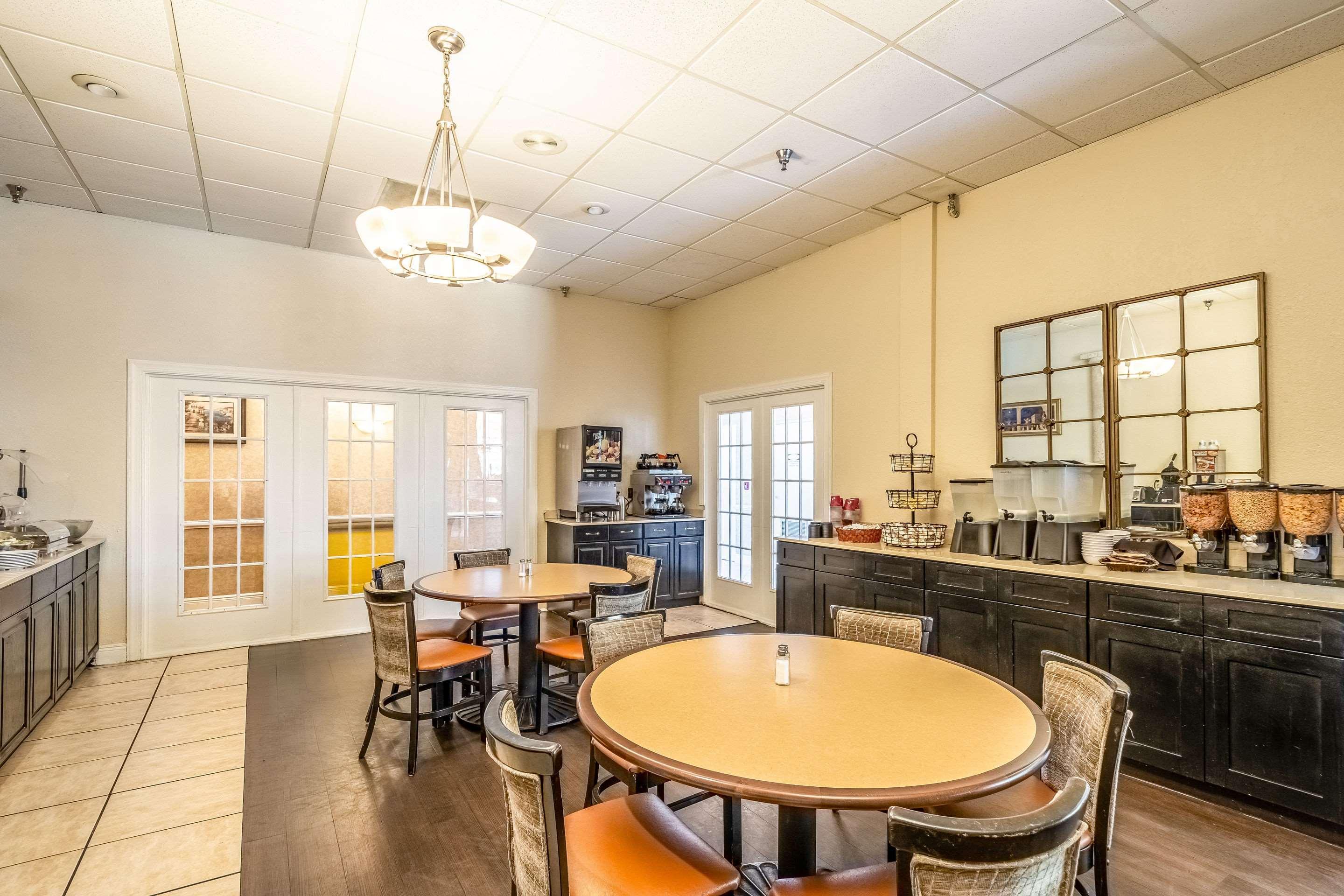 Clarion Inn & Suites Central Clearwater Beach Екстер'єр фото