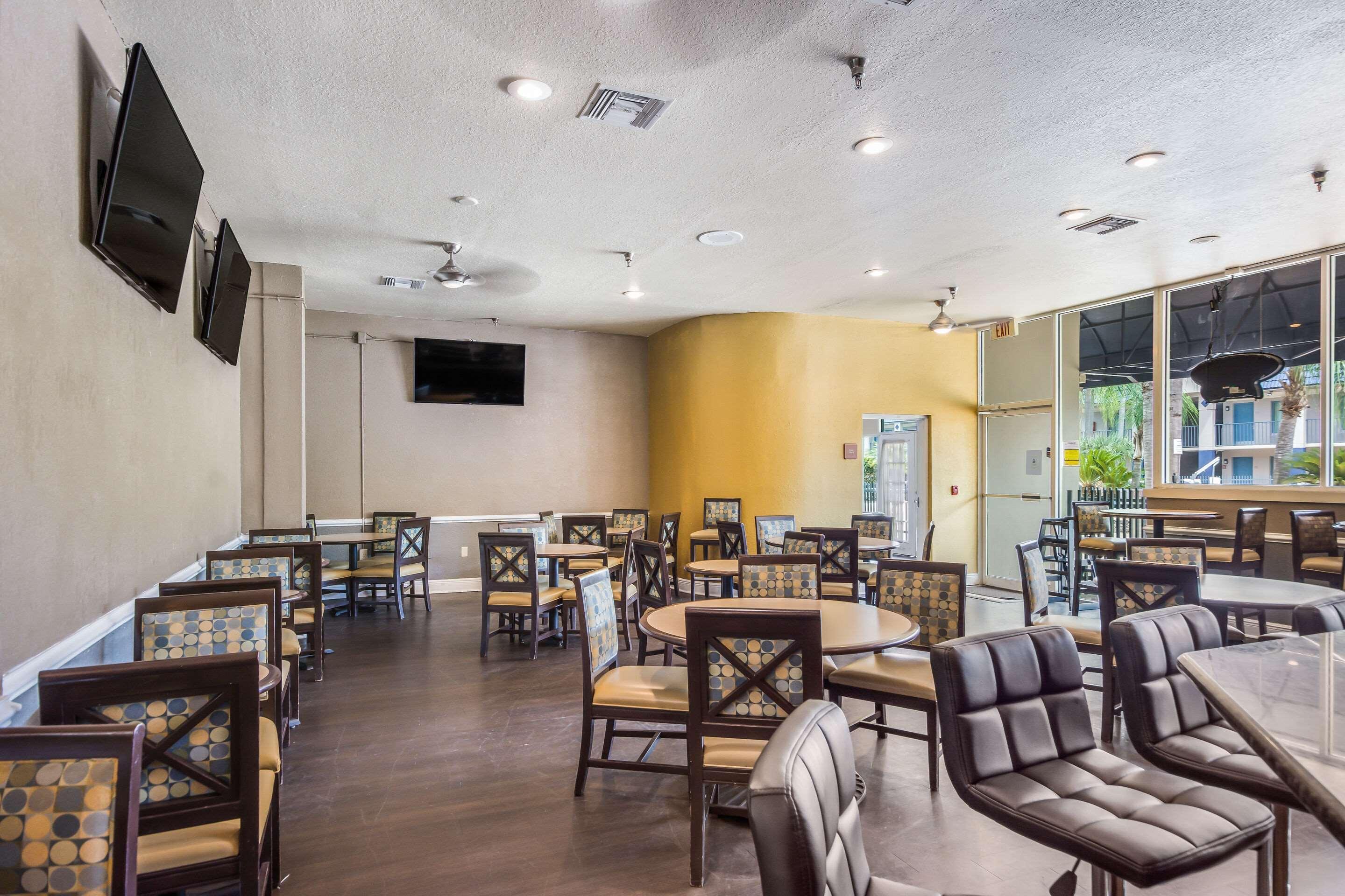 Clarion Inn & Suites Central Clearwater Beach Екстер'єр фото
