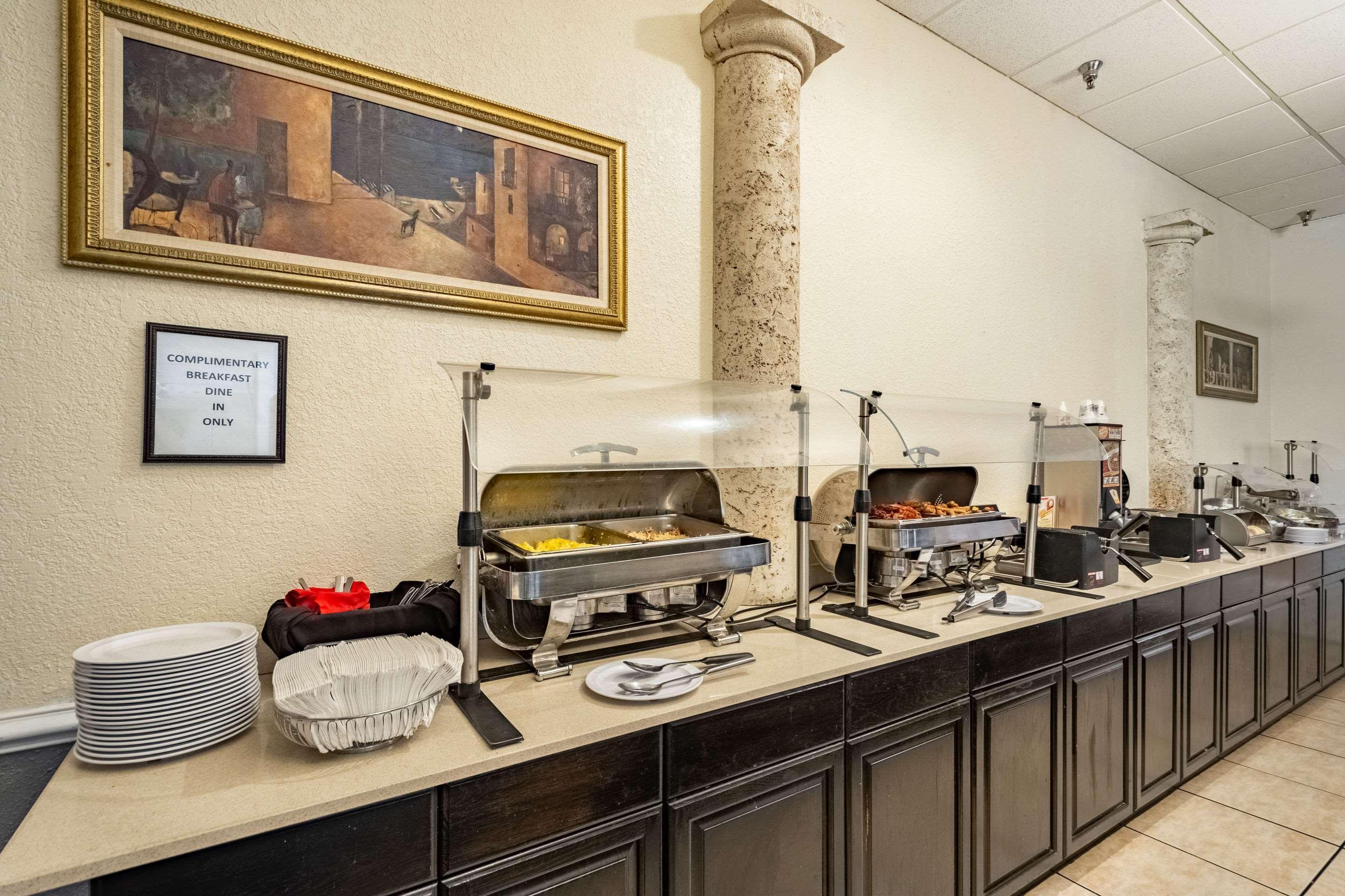 Clarion Inn & Suites Central Clearwater Beach Екстер'єр фото