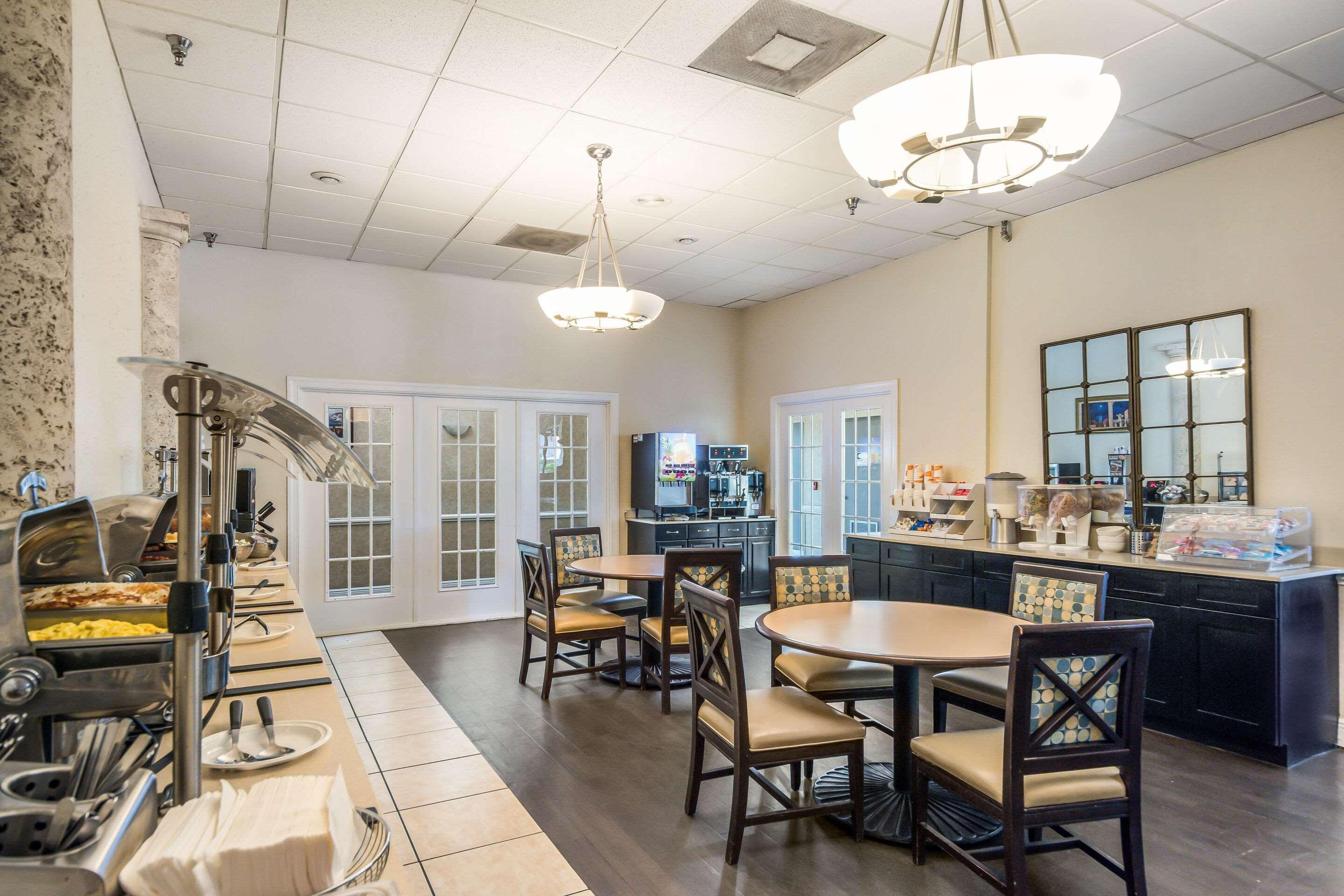 Clarion Inn & Suites Central Clearwater Beach Екстер'єр фото