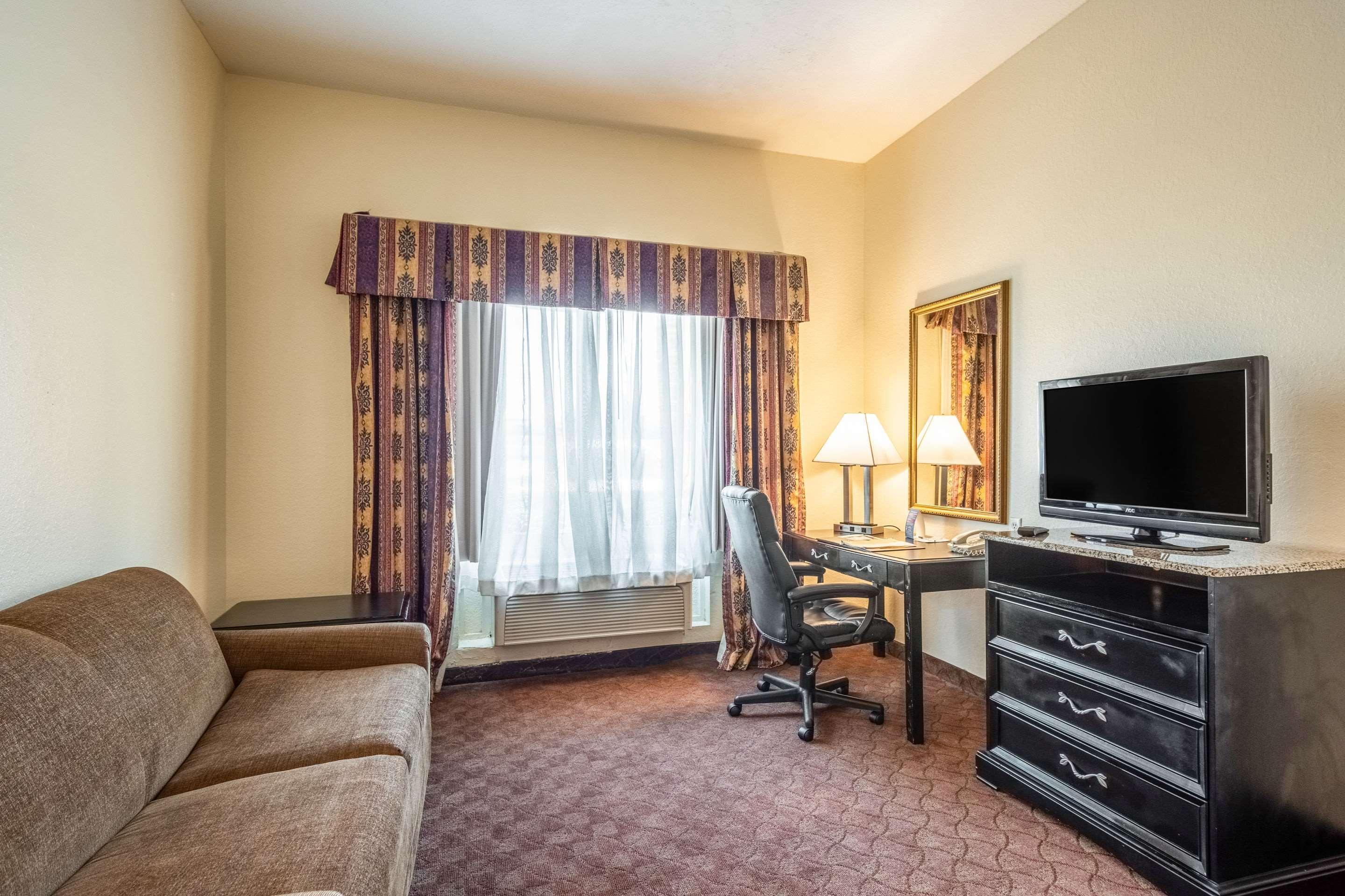 Clarion Inn & Suites Central Clearwater Beach Екстер'єр фото
