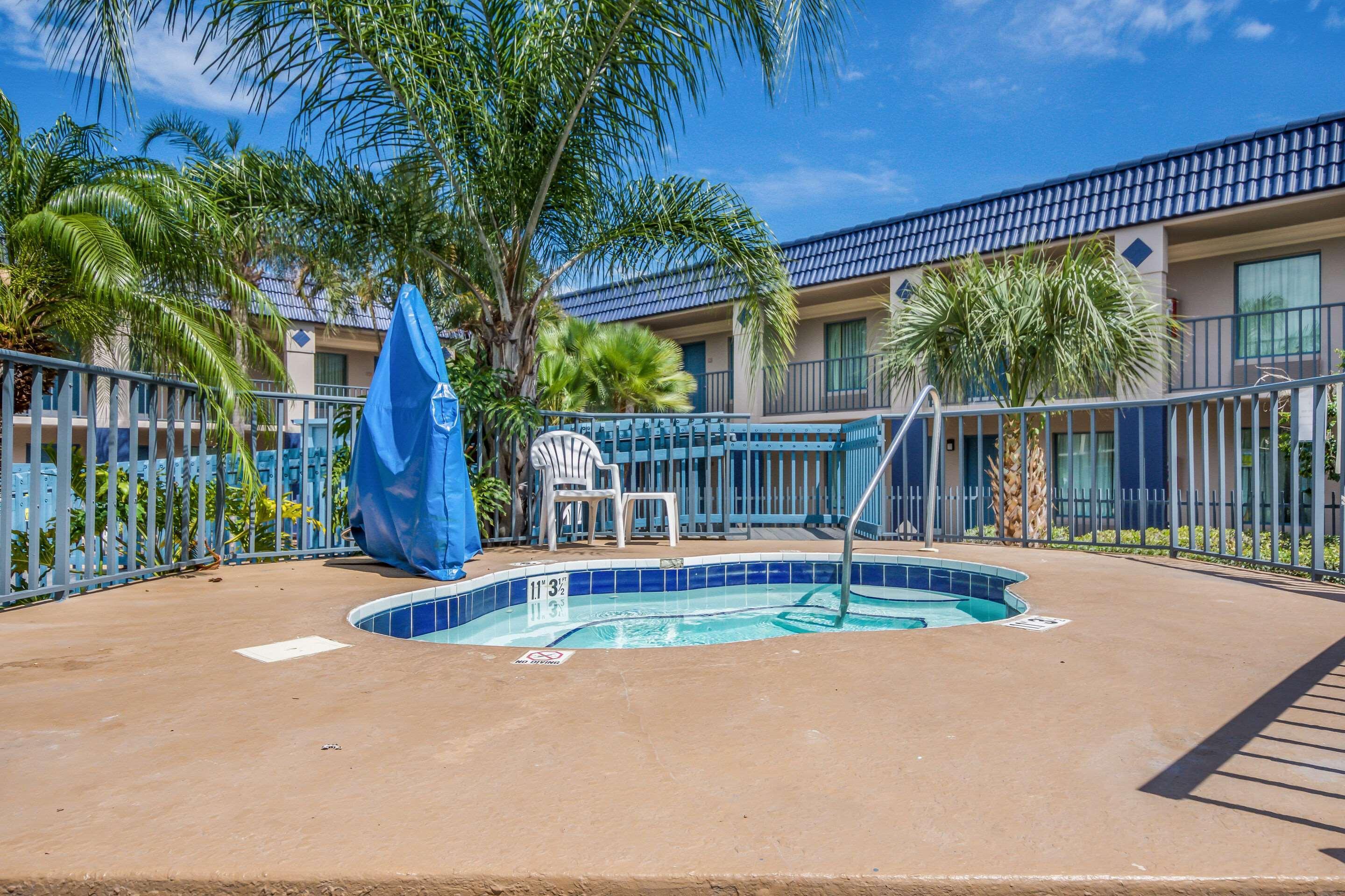 Clarion Inn & Suites Central Clearwater Beach Екстер'єр фото