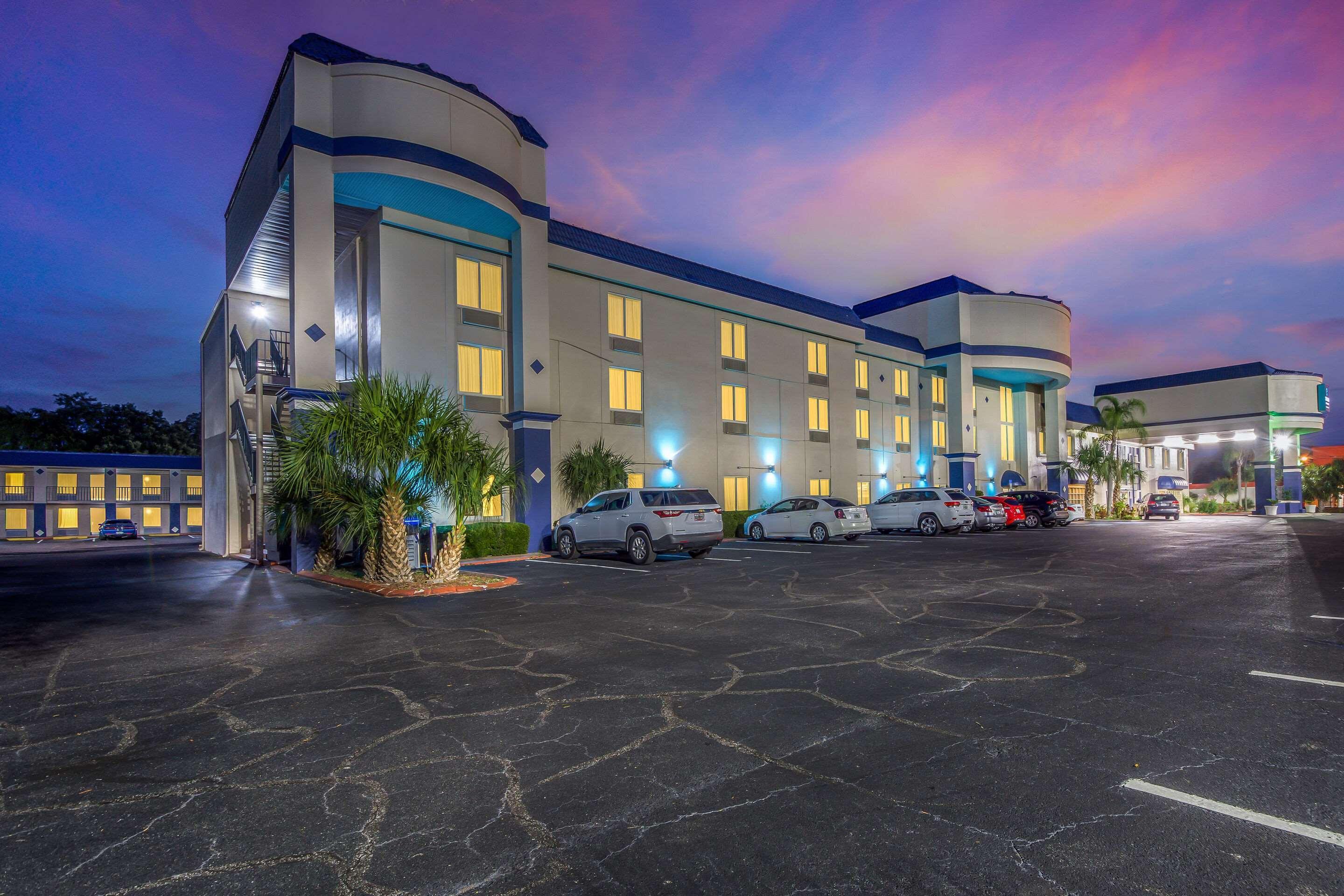 Clarion Inn & Suites Central Clearwater Beach Екстер'єр фото
