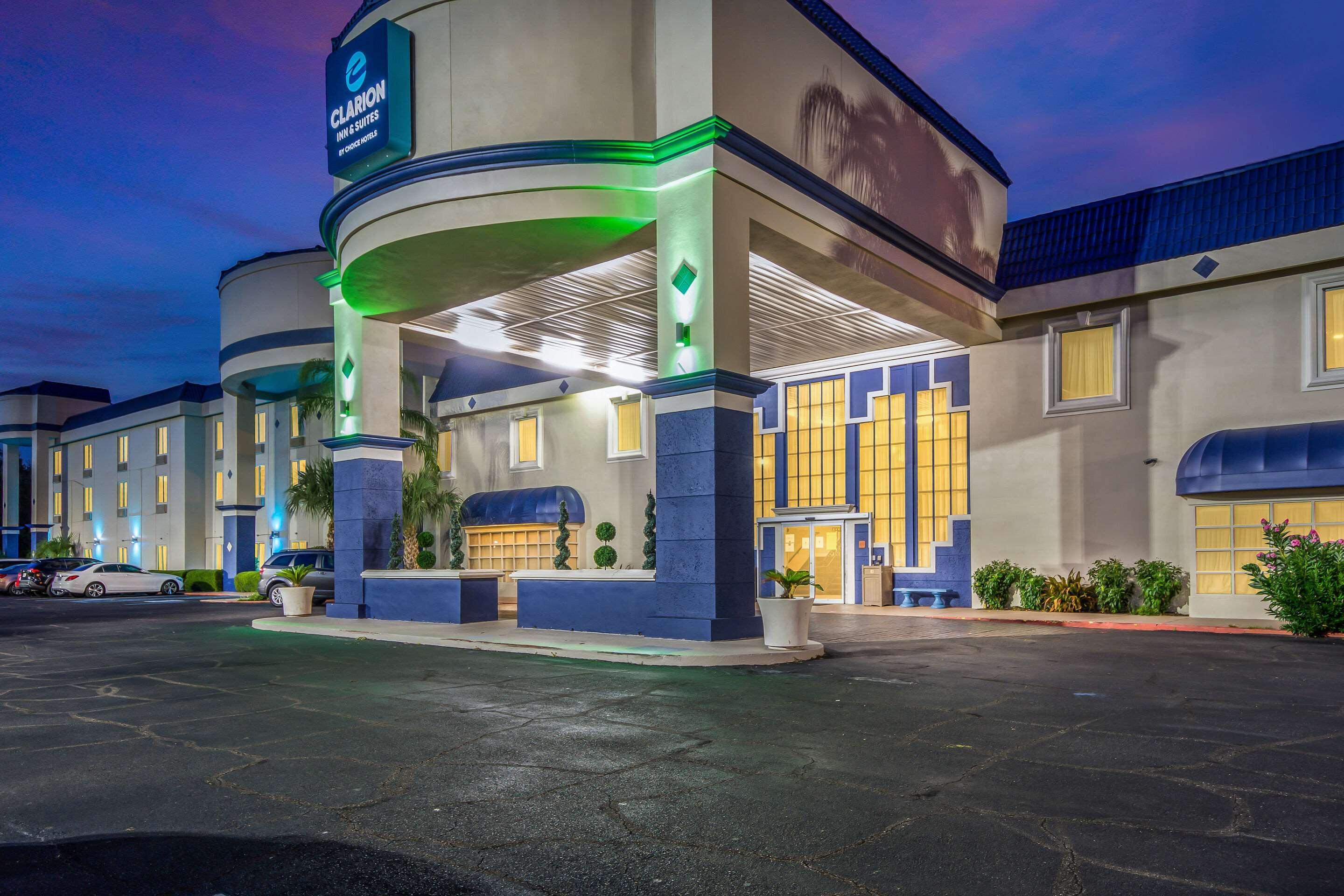 Clarion Inn & Suites Central Clearwater Beach Екстер'єр фото
