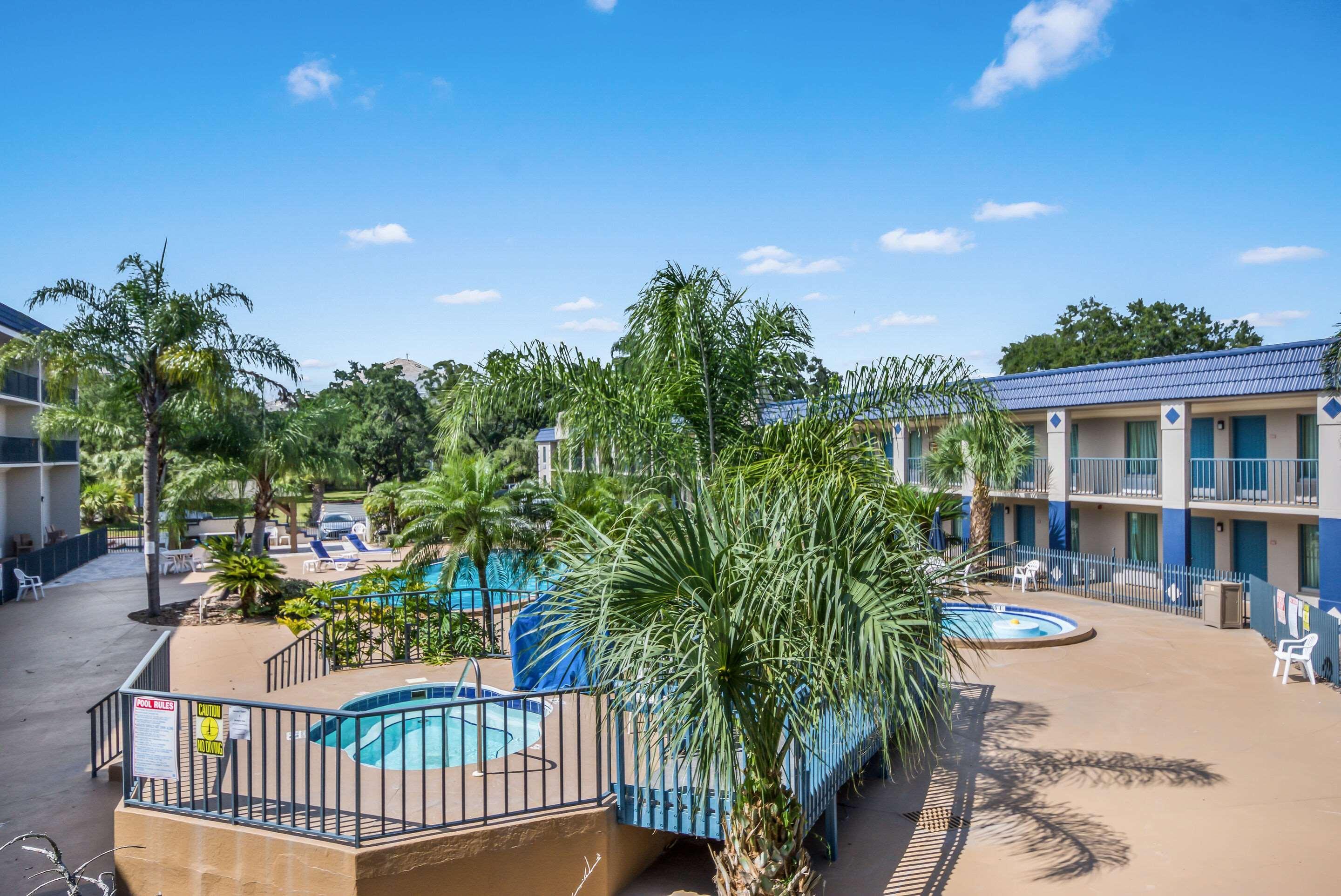 Clarion Inn & Suites Central Clearwater Beach Екстер'єр фото