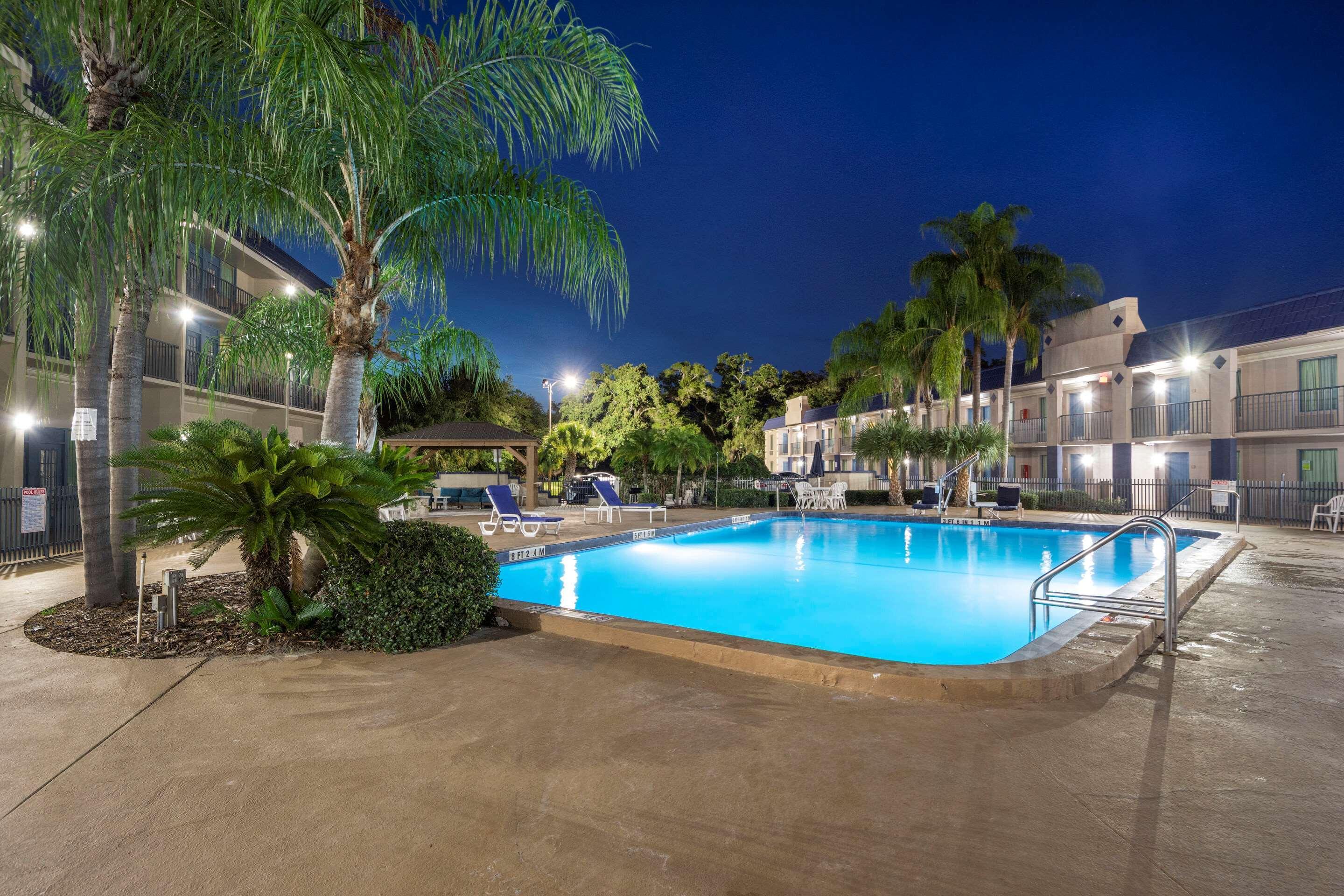 Clarion Inn & Suites Central Clearwater Beach Екстер'єр фото