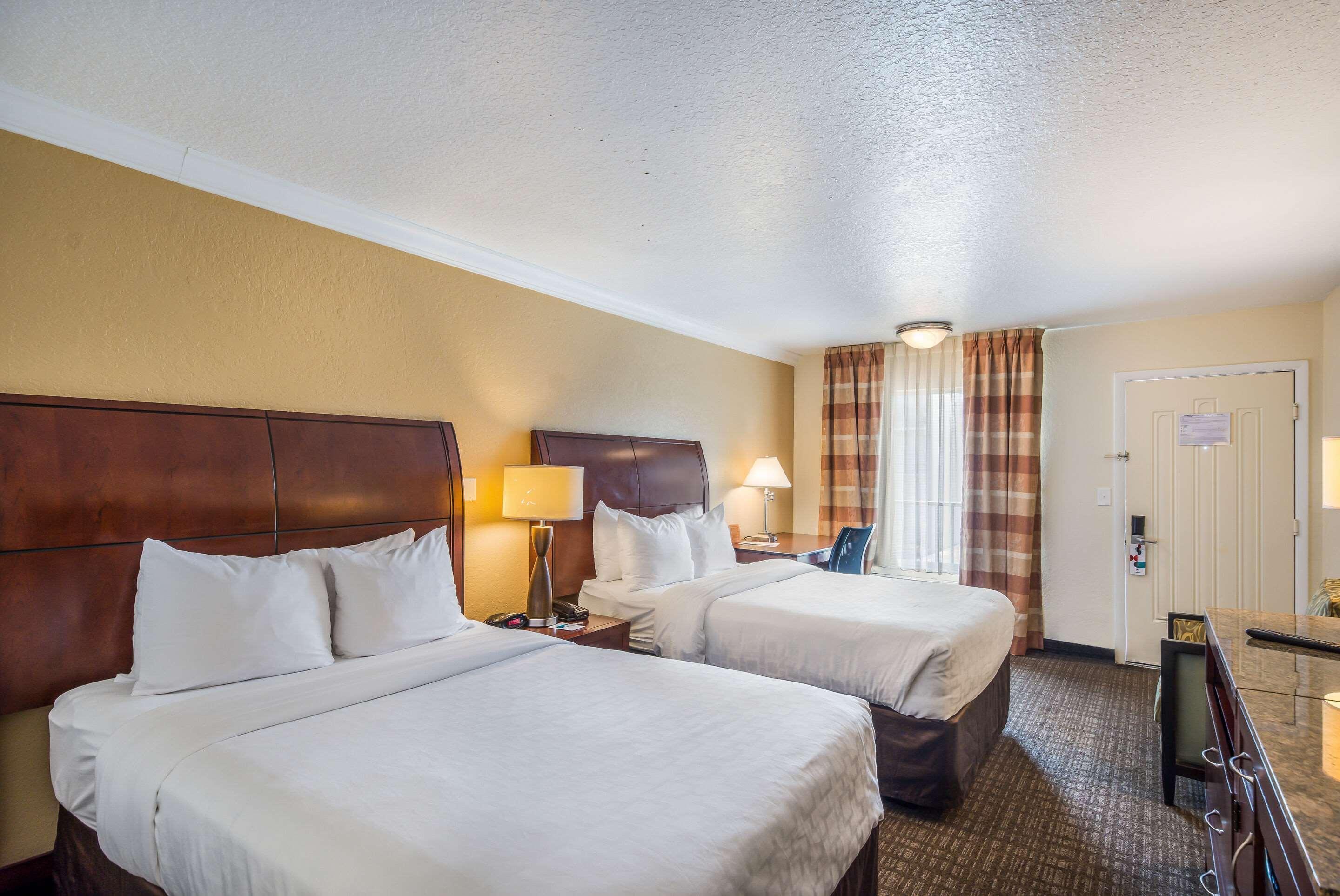 Clarion Inn & Suites Central Clearwater Beach Екстер'єр фото