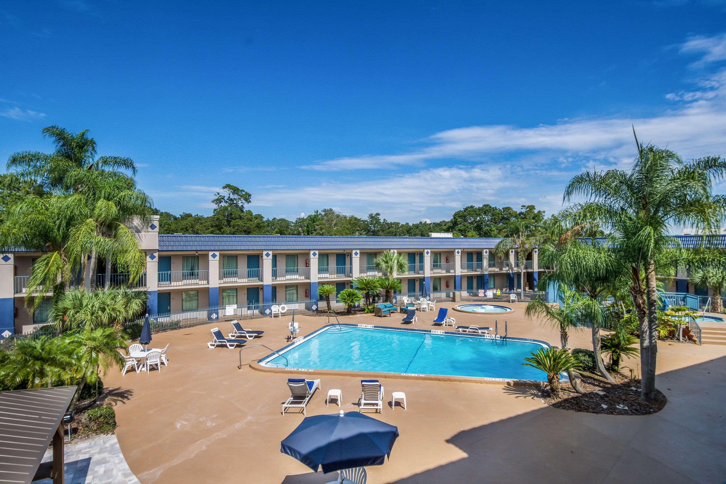 Clarion Inn & Suites Central Clearwater Beach Екстер'єр фото