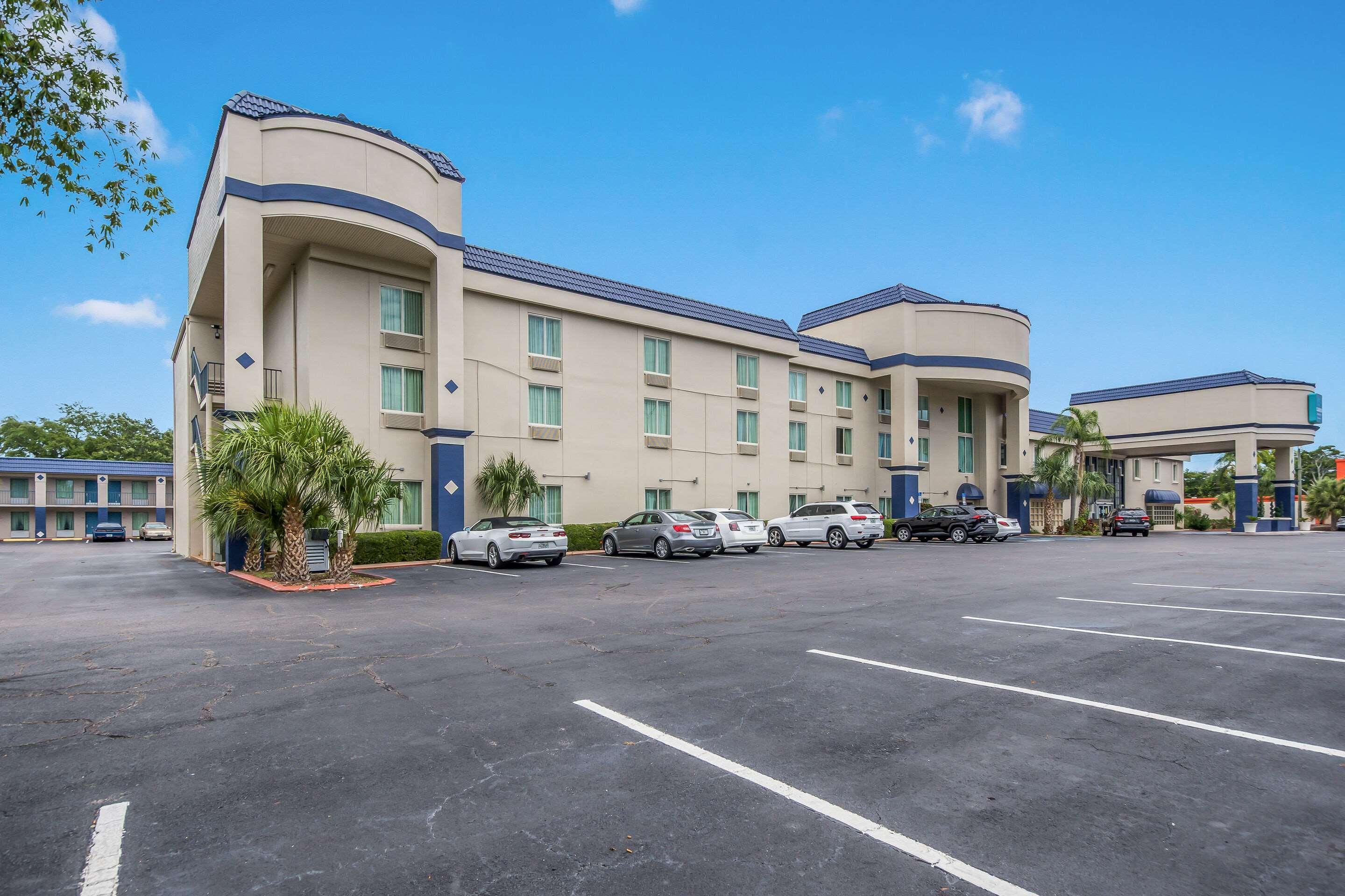 Clarion Inn & Suites Central Clearwater Beach Екстер'єр фото