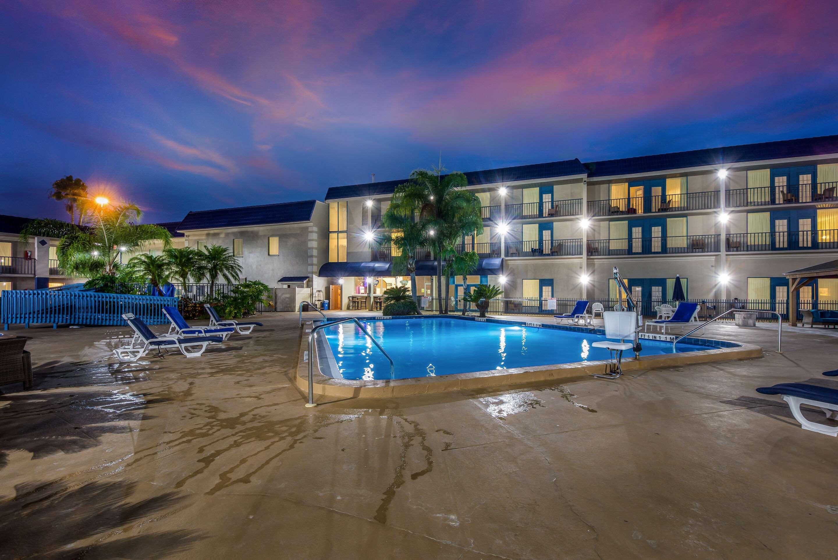 Clarion Inn & Suites Central Clearwater Beach Екстер'єр фото