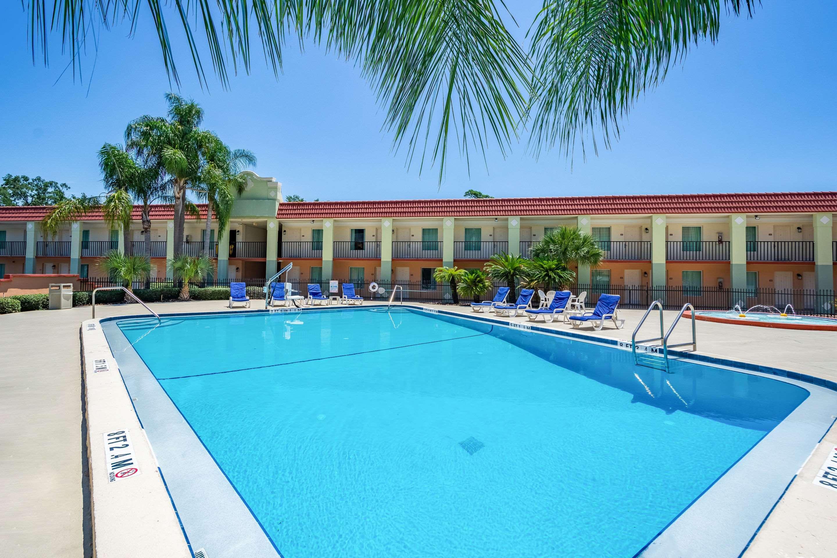 Clarion Inn & Suites Central Clearwater Beach Екстер'єр фото