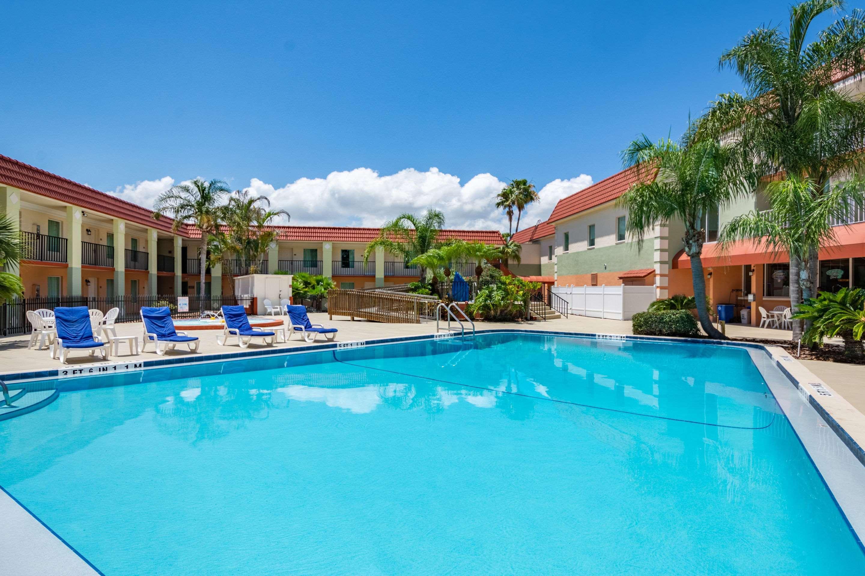 Clarion Inn & Suites Central Clearwater Beach Екстер'єр фото