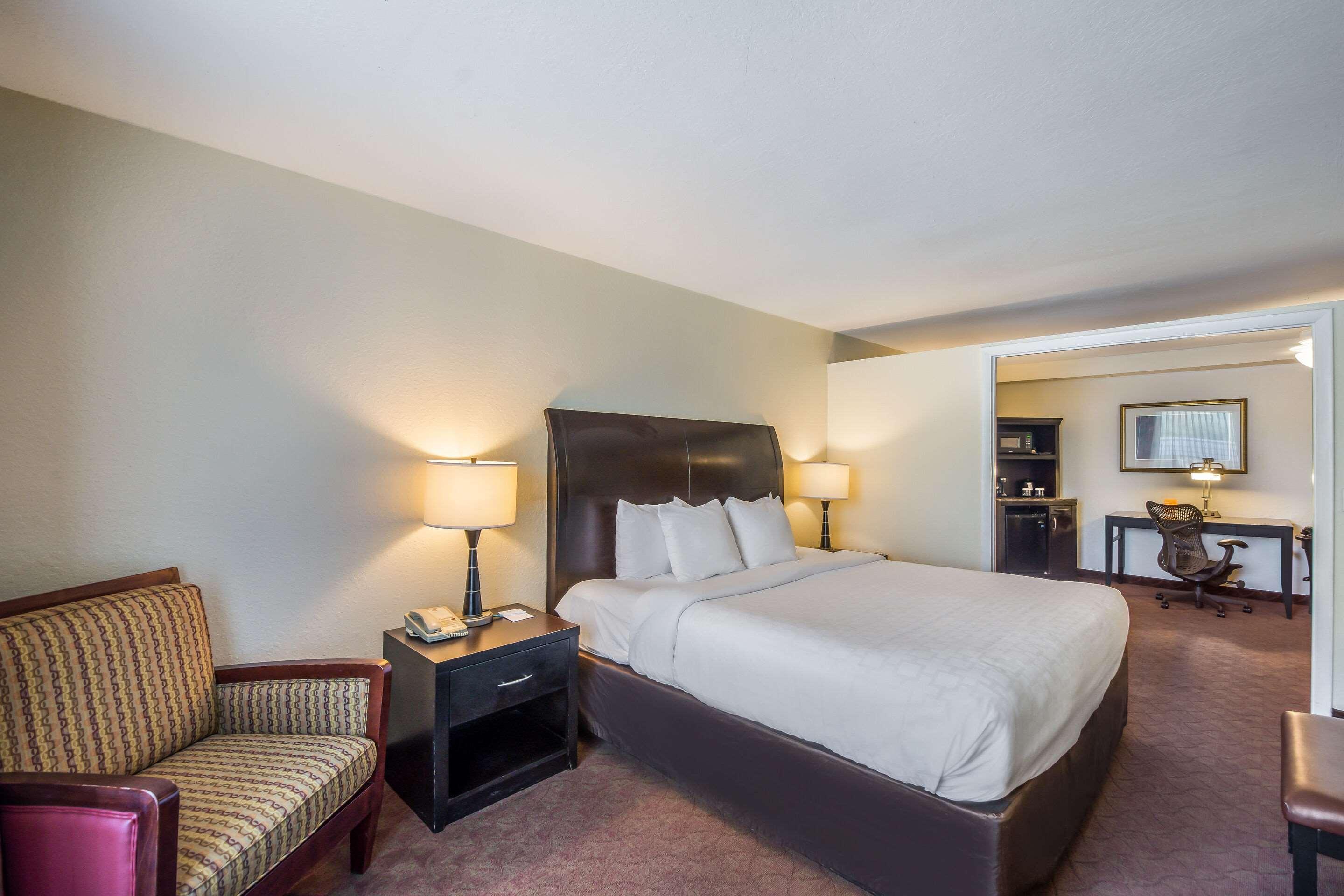 Clarion Inn & Suites Central Clearwater Beach Екстер'єр фото