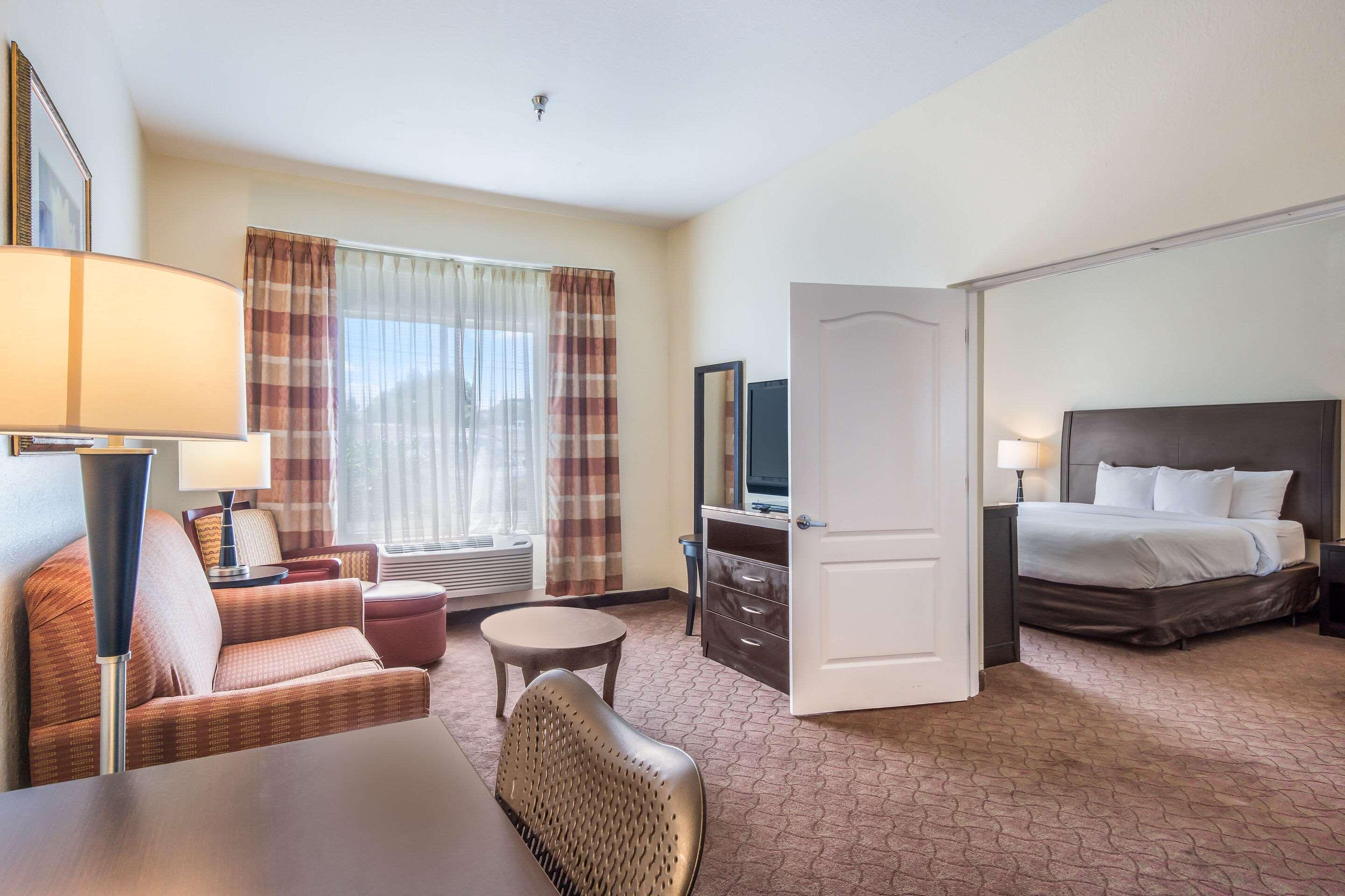 Clarion Inn & Suites Central Clearwater Beach Екстер'єр фото