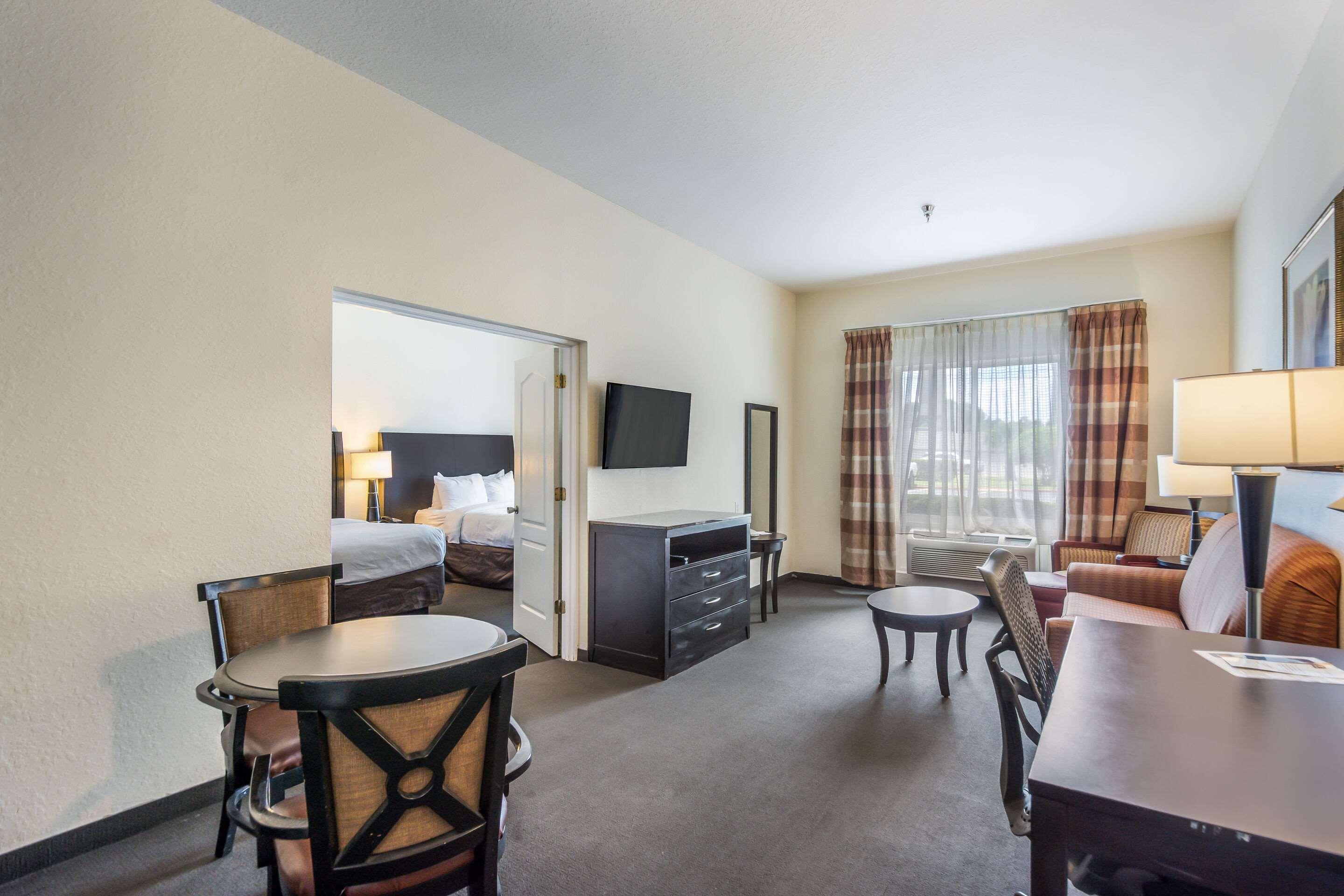 Clarion Inn & Suites Central Clearwater Beach Екстер'єр фото