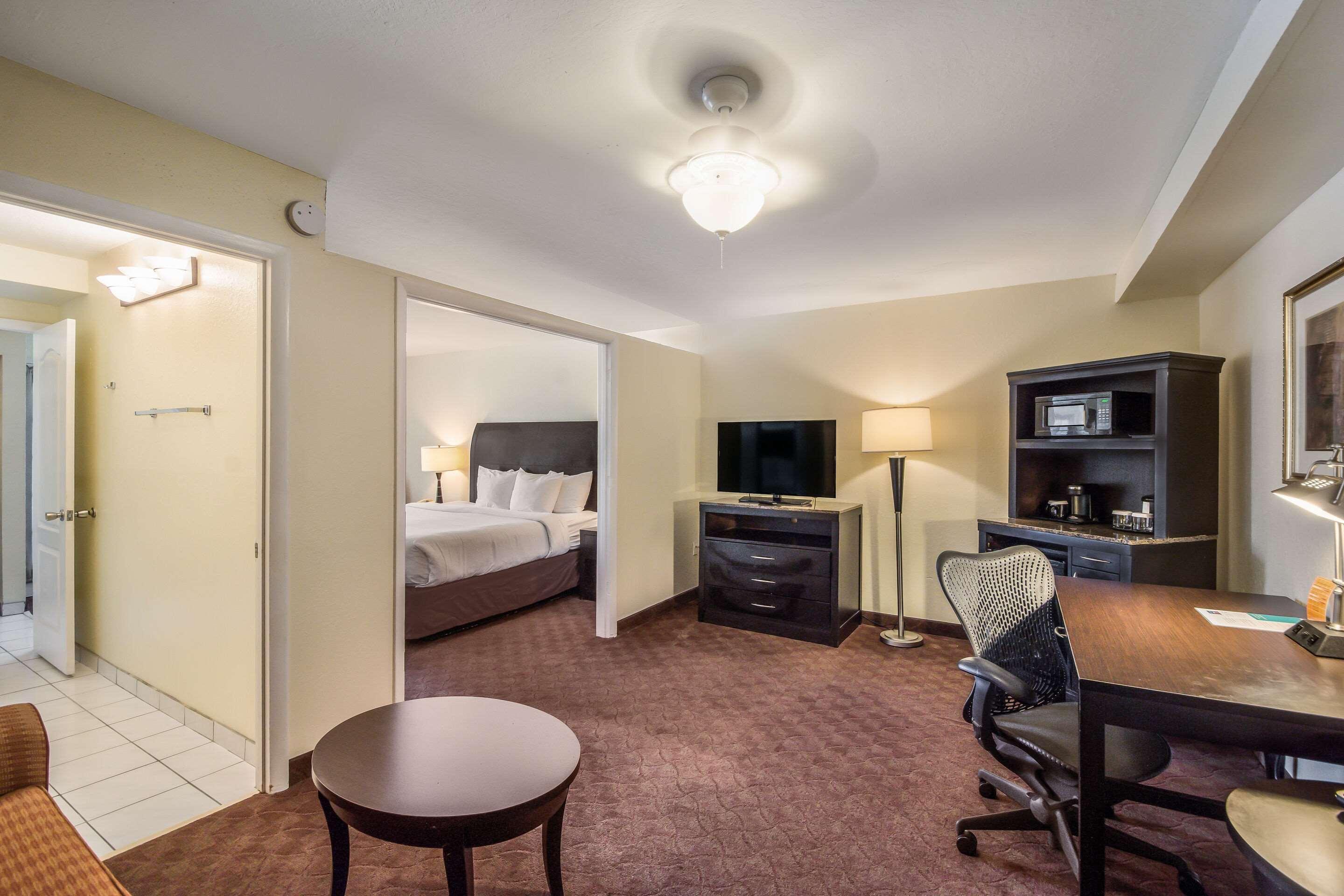 Clarion Inn & Suites Central Clearwater Beach Екстер'єр фото