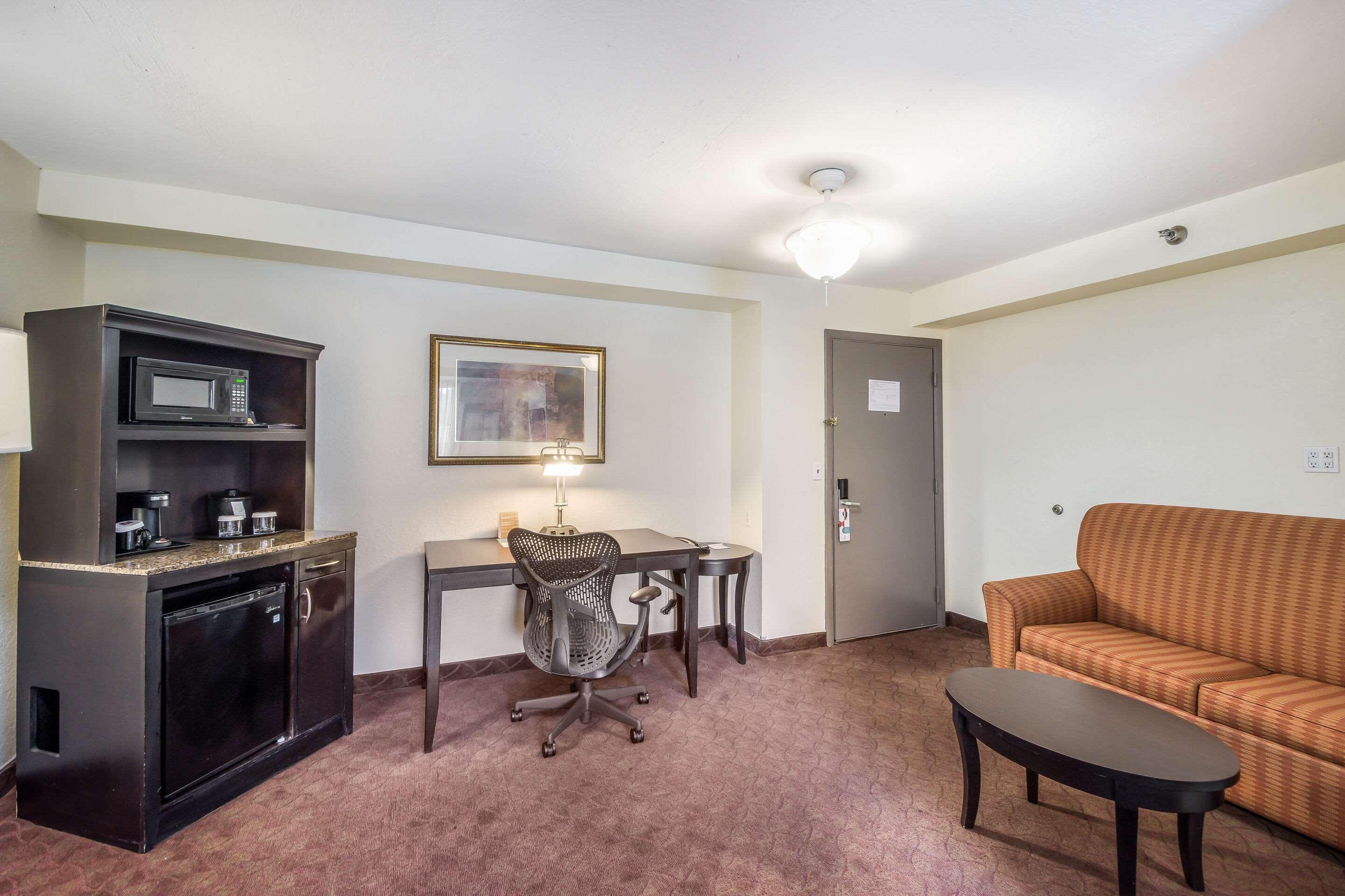 Clarion Inn & Suites Central Clearwater Beach Екстер'єр фото