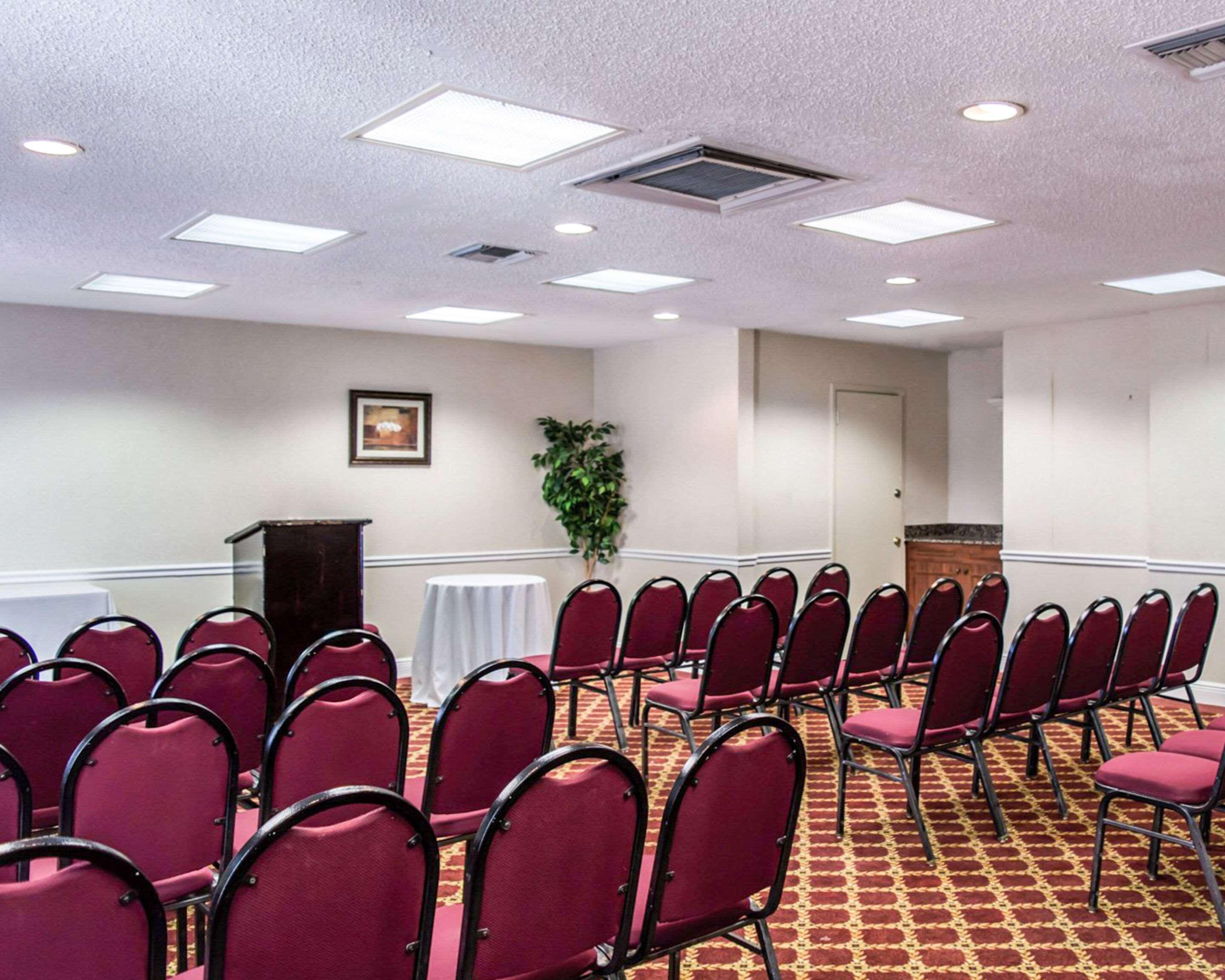 Clarion Inn & Suites Central Clearwater Beach Екстер'єр фото