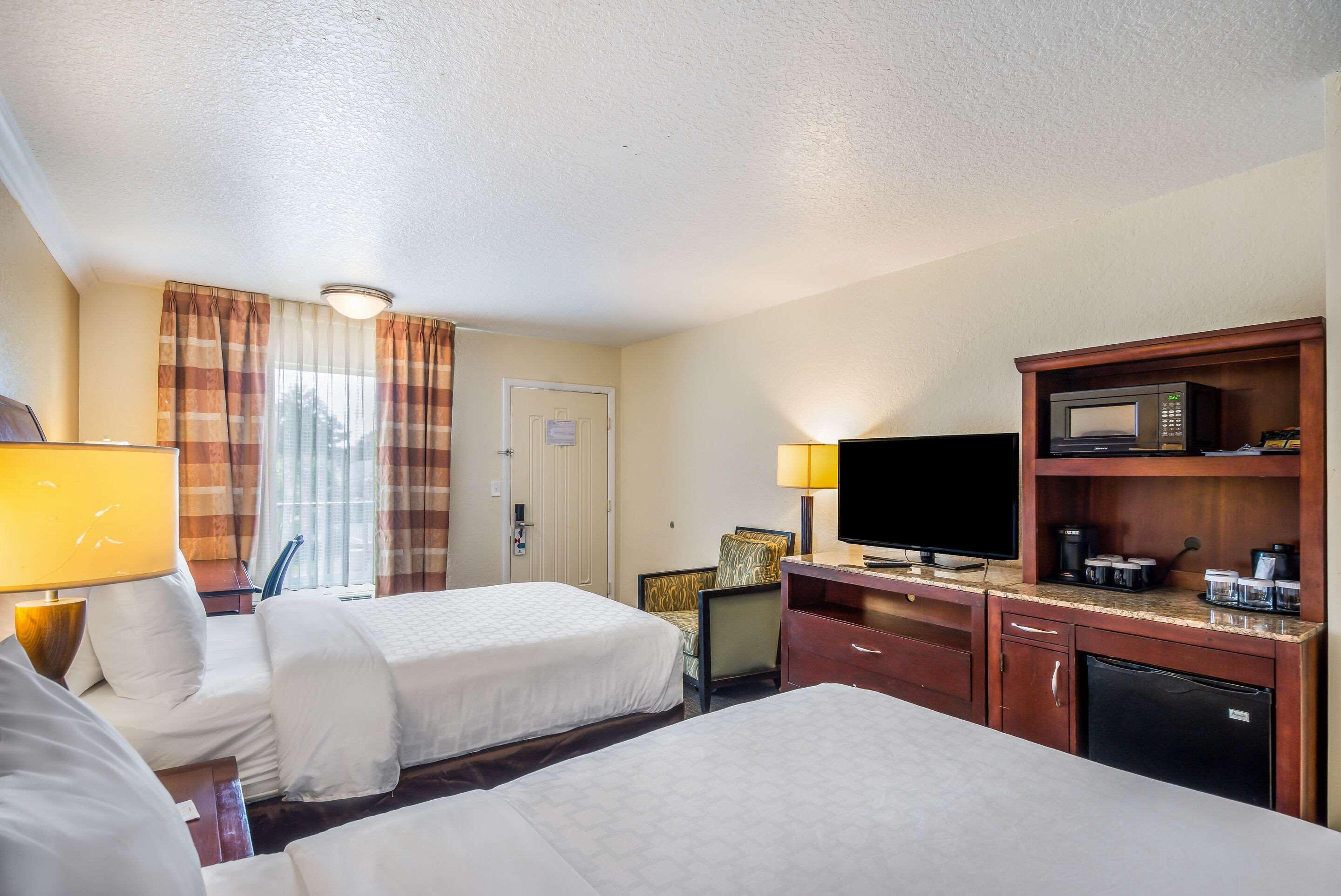 Clarion Inn & Suites Central Clearwater Beach Екстер'єр фото